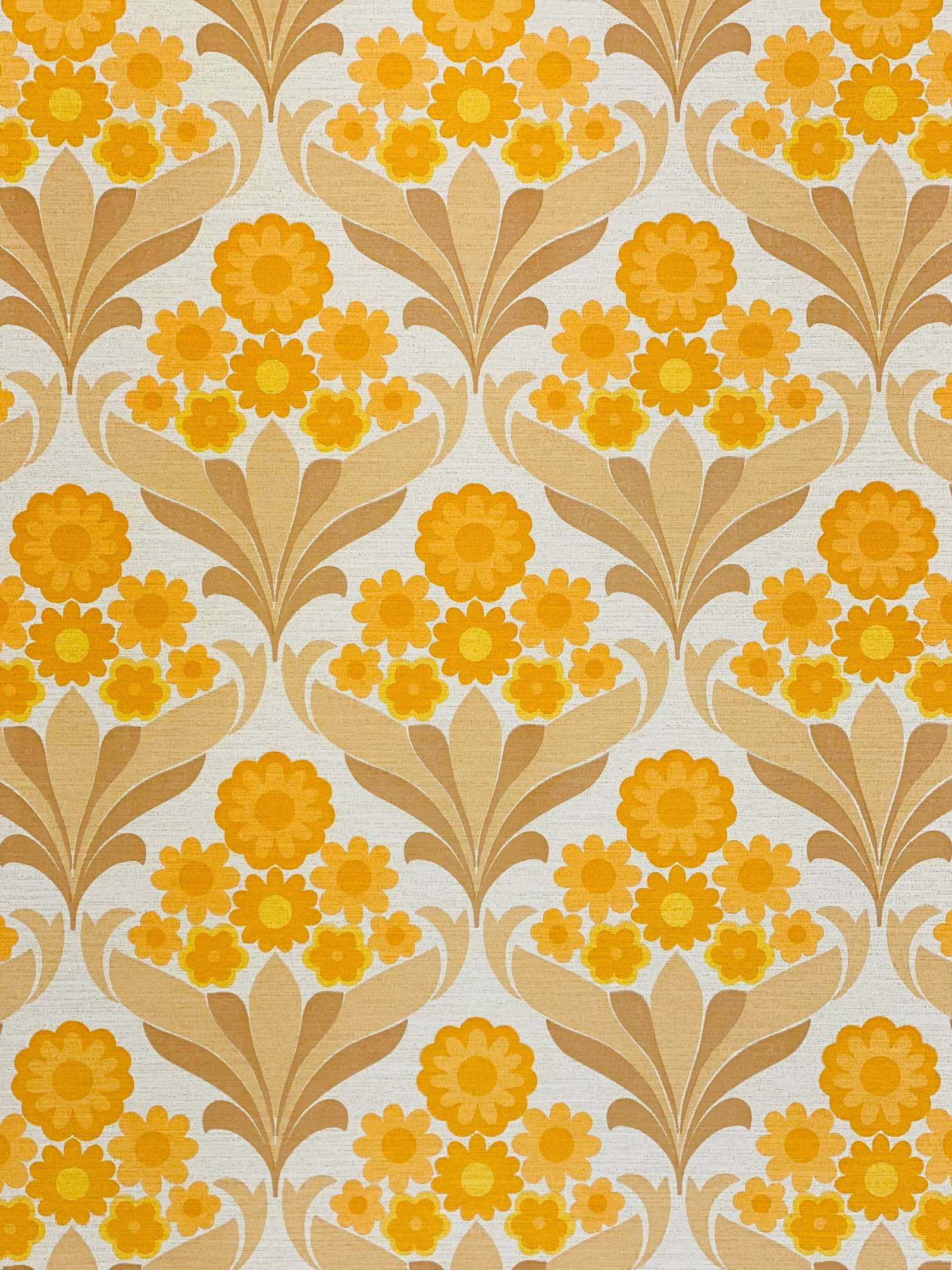 70s Floral 桌布 壁紙 — 充滿活力的復古壁紙，在帶有紋理的米白色背景上重複出現橙色花朵和棕色葉莖。