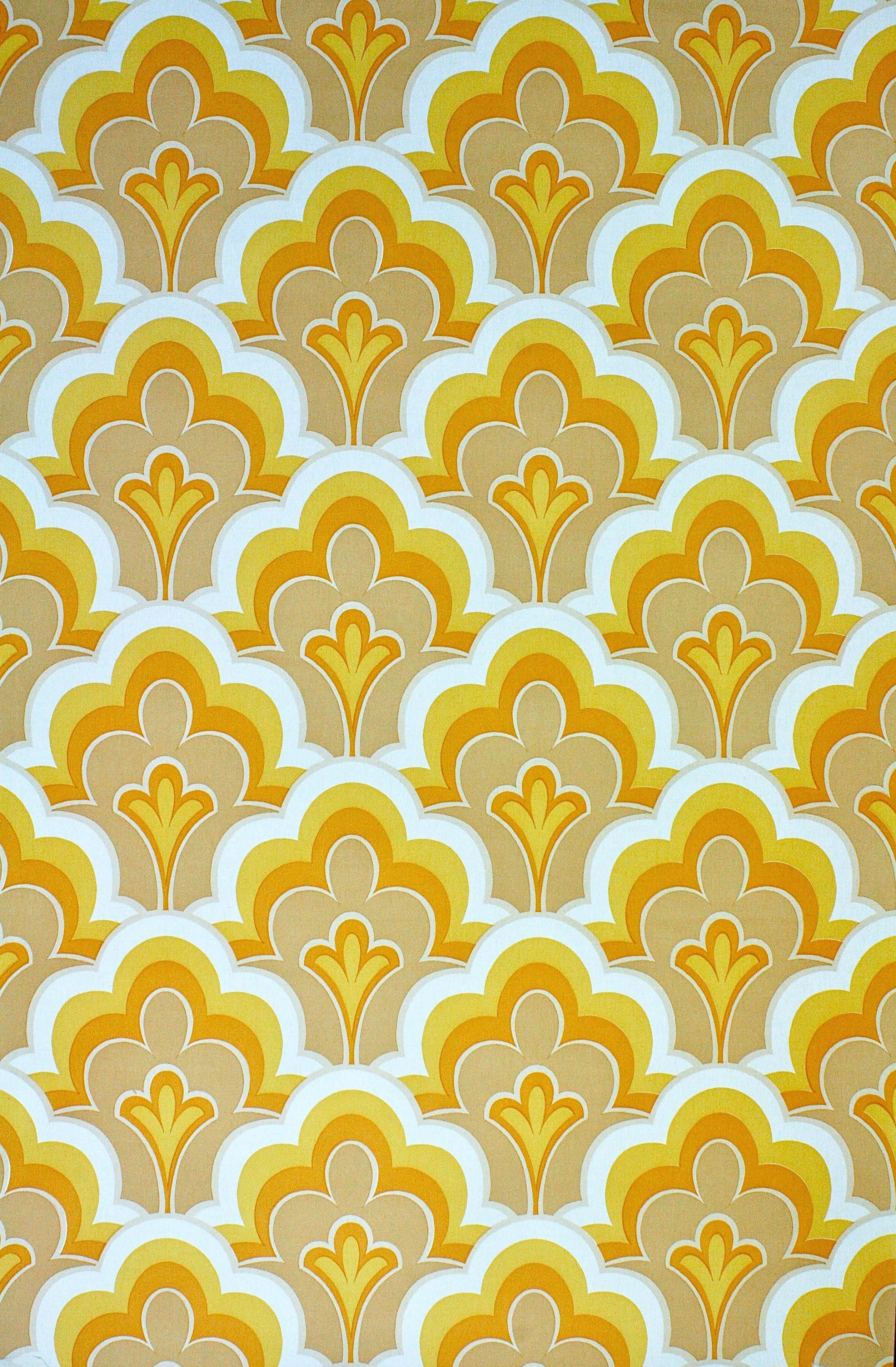 Psychedelic 70s Aesthetic 桌布 壁紙 — 充滿活力的復古壁紙，帶有重複的扇貝形花卉圖案，採用溫暖的黃赭色和奶油色調。