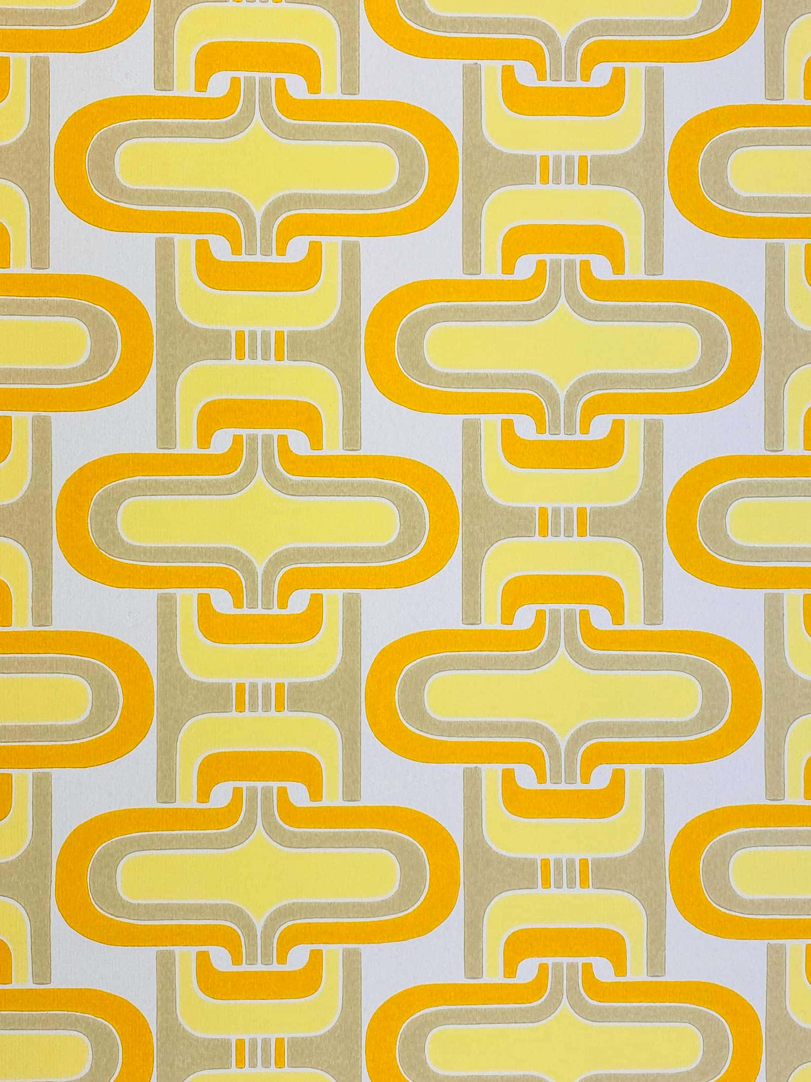 Retro Yellow 桌布 壁紙 — 充滿活力的復古壁紙，淺灰色背景上重複出現黃色和米色的幾何形狀。