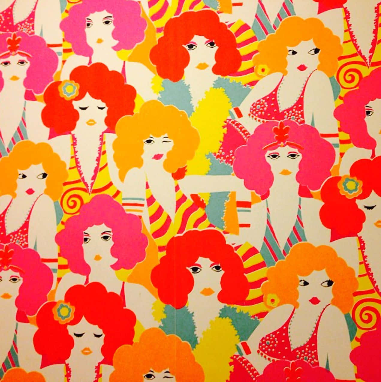Psychedelic 70s Aesthetic 桌布 壁紙 — 充滿活力的復古壁紙圖案，以1960年代時尚的風格化女性為特色，擁有鮮豔的粉紅、橙色和黃色頭髮。