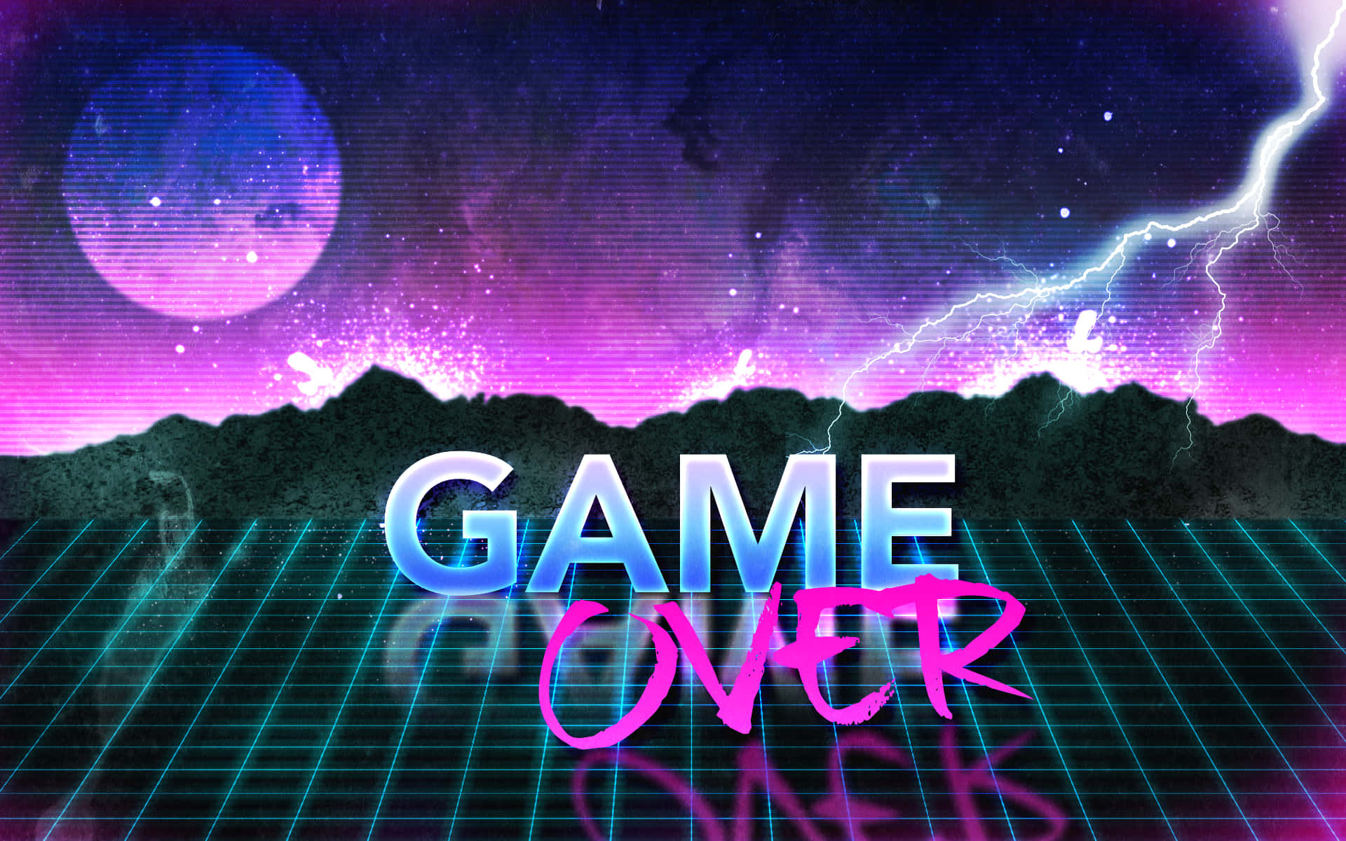Game Over 桌布 壁紙 — 充滿活力的復古未來主義 'GAME OVER' 文字在帶有閃電和紫色行星的霓虹網格天空中發光。