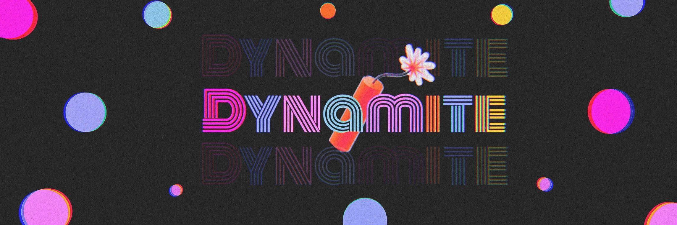 BTS 筆電 桌布 壁紙 — 充滿活力的復古未來主義字體拼出 dynamite，字母 i 中爆出一朵花，背景為深色，帶有彩色浮動球體。