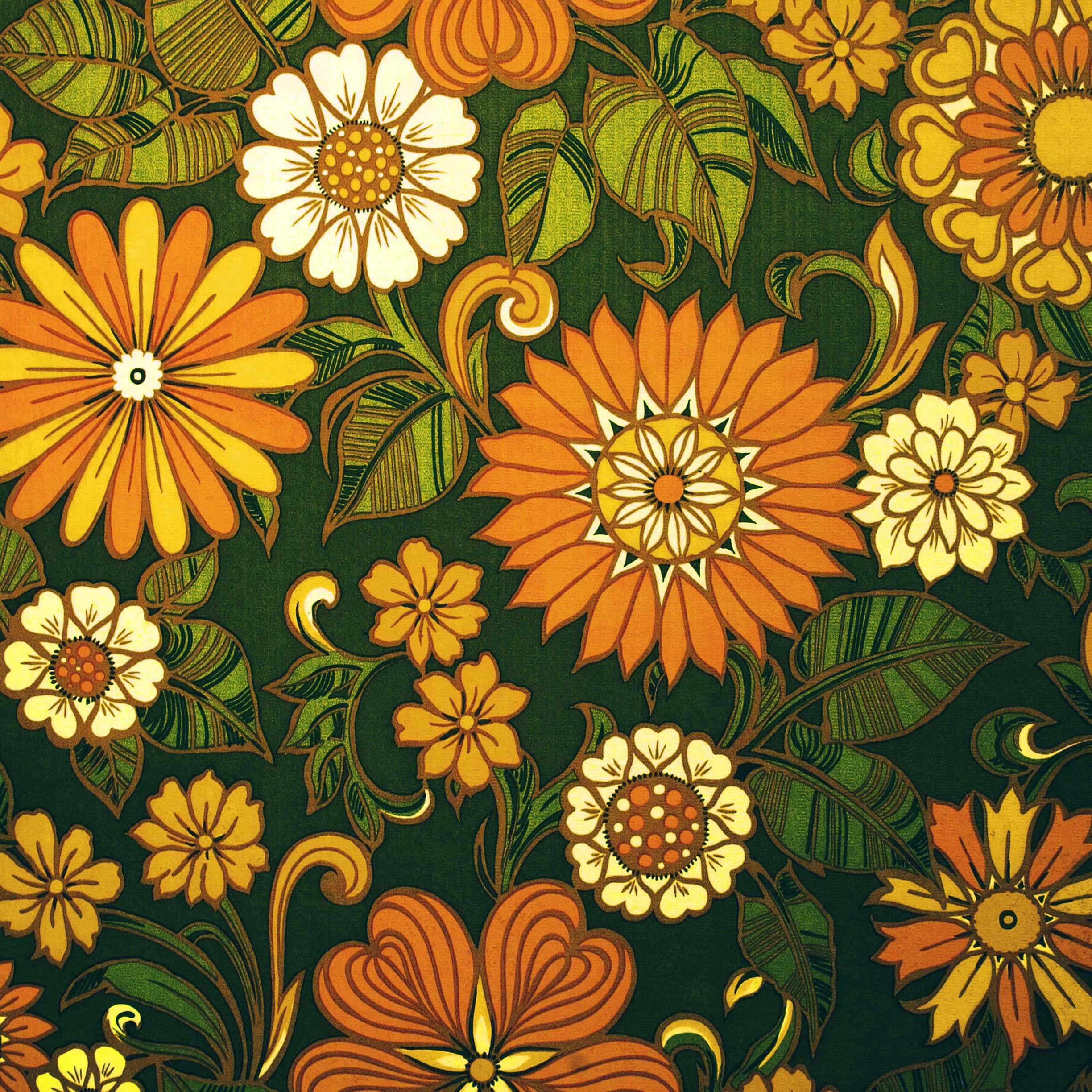 Psychedelic Flowers 桌布 壁紙 — 充滿活力的復古花卉圖案，以橙、黃、綠色的風格化花朵點綴在深綠色背景上。