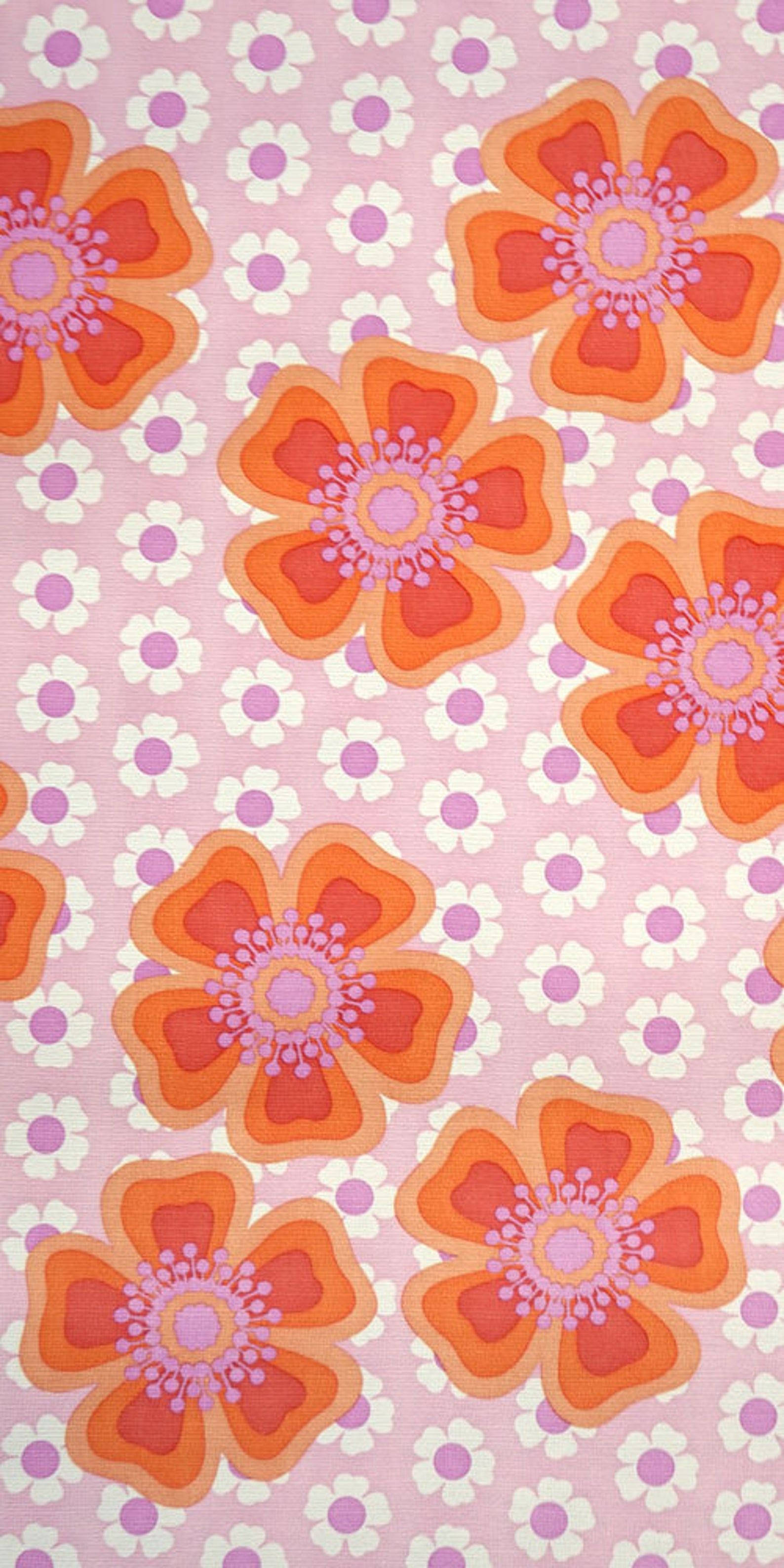 70s Flower 桌布 壁紙 — 充滿活力的復古花卉圖案，在柔和的粉紅色背景上帶有鮮豔的橙色和粉紅色花朵。