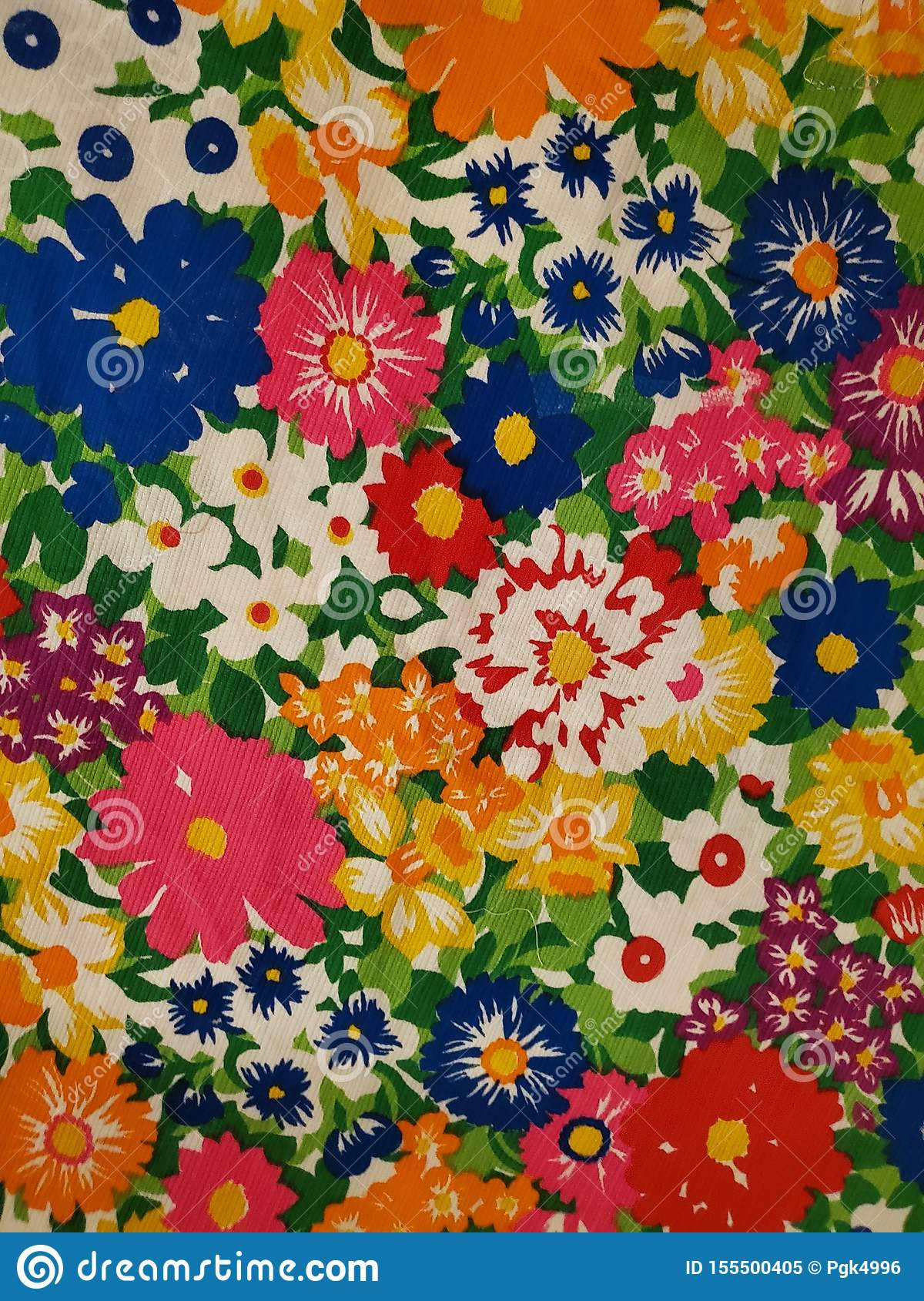 Vintage 70s 桌布 壁紙 — 充滿活力的復古花卉圖案，在紋理綠色背景上帶有鮮明的藍色、粉紅色、橙色和黃色花朵。