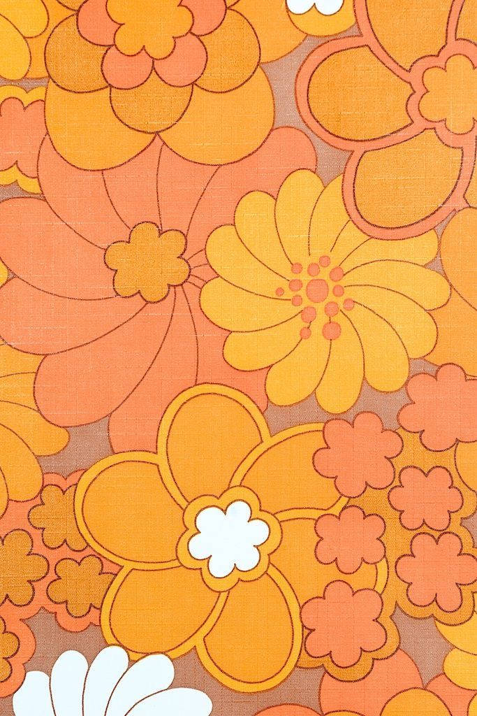 Orange Floral 桌布 壁紙 — 充滿活力的復古花卉圖案，在紋理織物背景上呈現大膽的橙黃色和蜜桃色花朵。