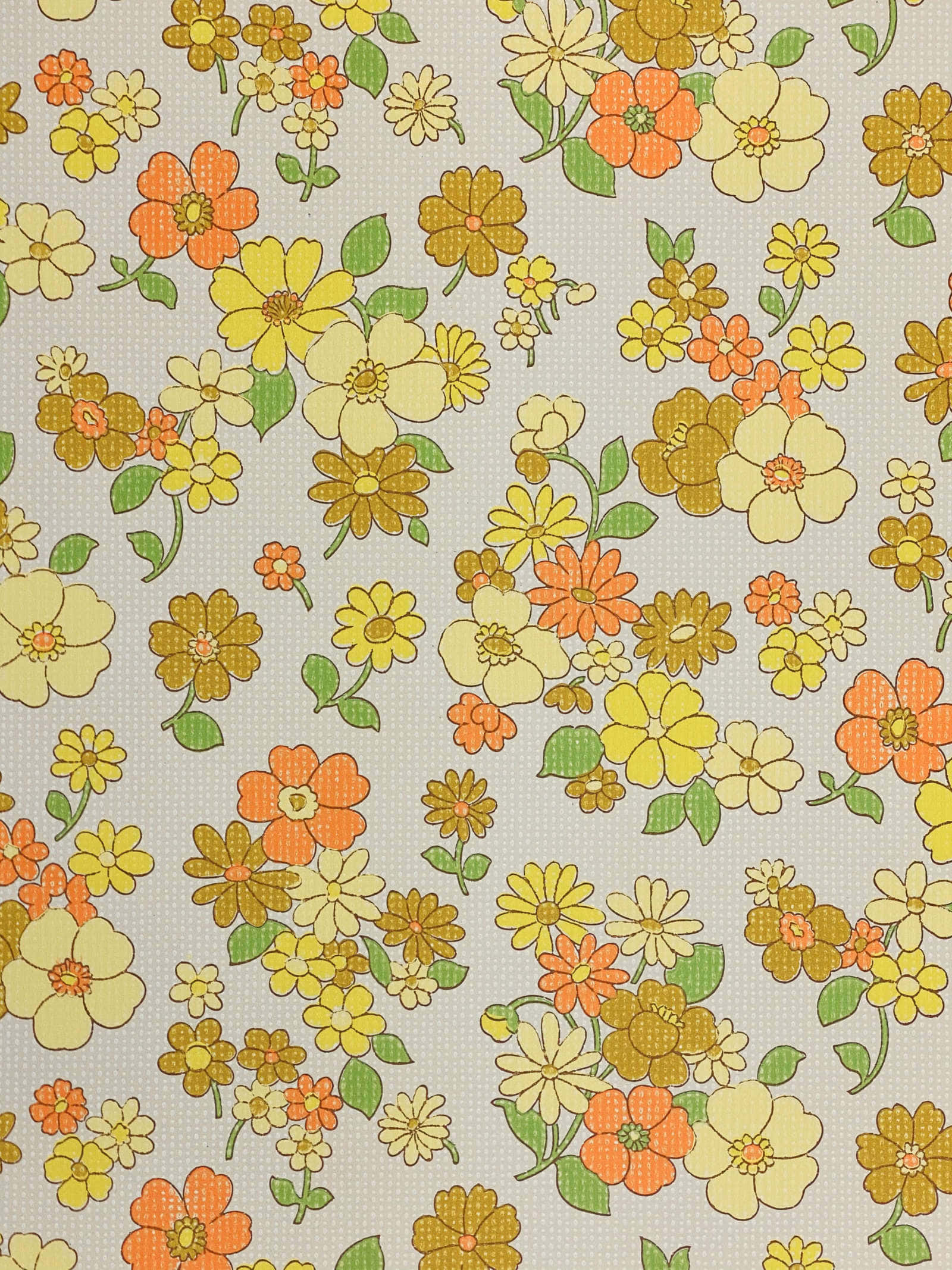 70s Floral 桌布 壁紙 — 充滿活力的復古花卉圖案，帶有黃色、橙色和綠色的花朵，在質感米色背景上。