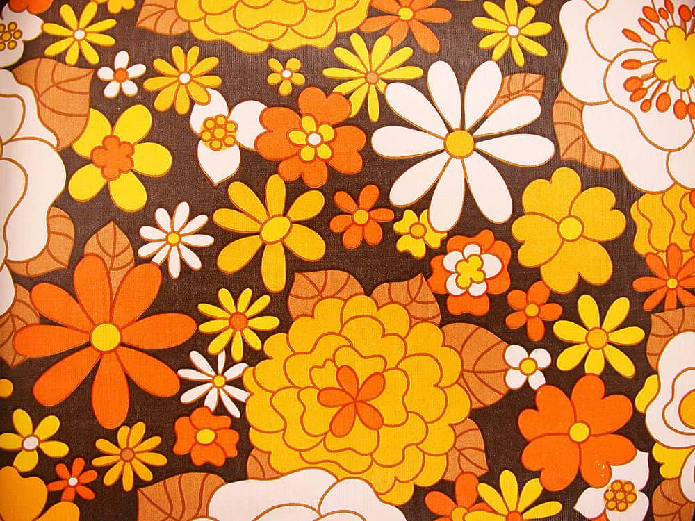70s Floral 桌布 壁紙 — 充滿活力的復古花卉圖案，橙色、黃色和白色的花朵在深棕色背景上。