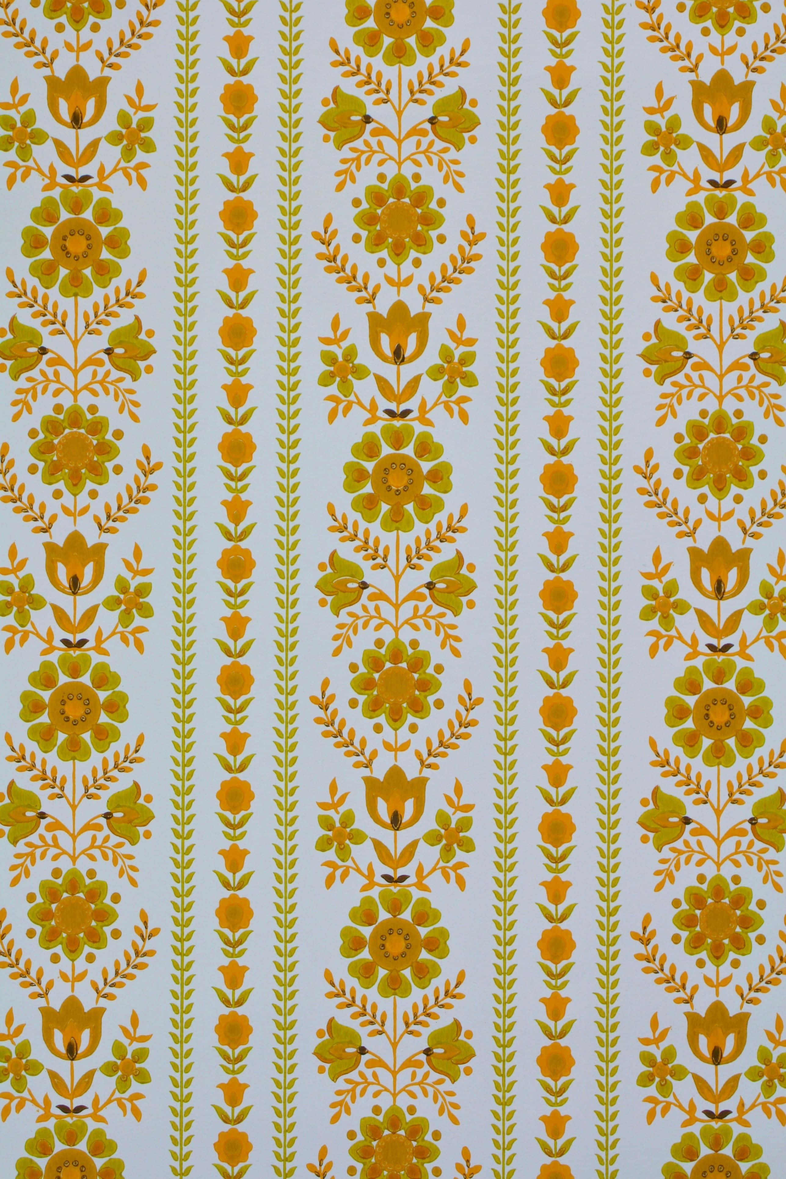 60s Aesthetic 桌布 壁紙 — 充滿活力的復古花卉圖案，橙色和綠色花朵在淺藍色垂直條紋上。