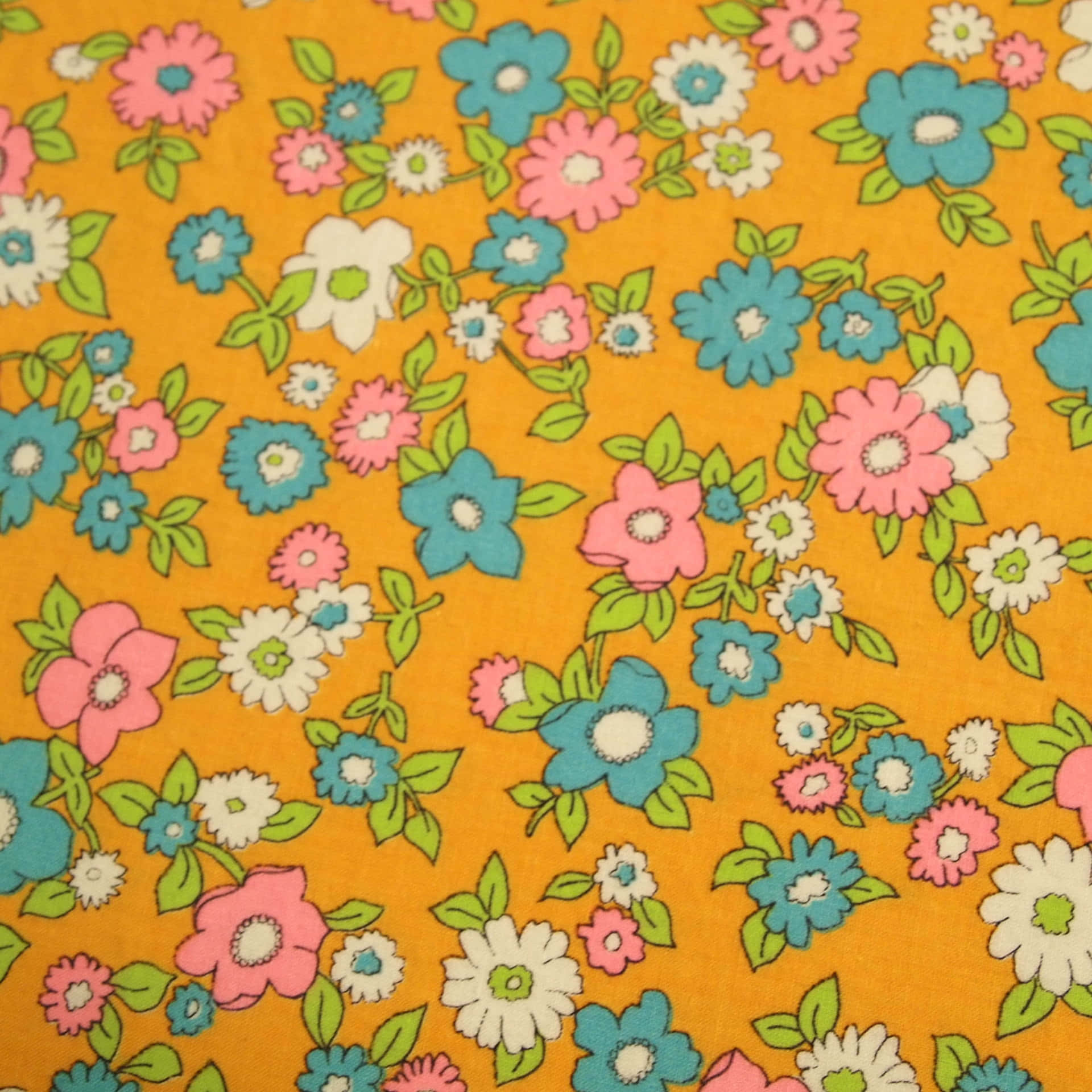 60s 桌布 壁紙 — 充滿活力的復古花卉圖案，粉紅色、藍色和白色的花朵在陽光明媚的黃色背景上。