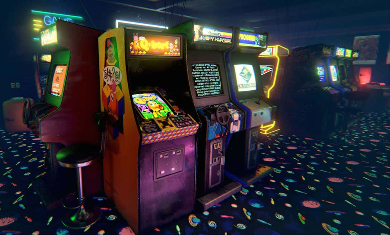arcade 桌布 壁紙 — 充滿活力的復古街機在昏暗的遊戲室中，在霓虹燈下閃耀，地上鋪著圖案地毯。