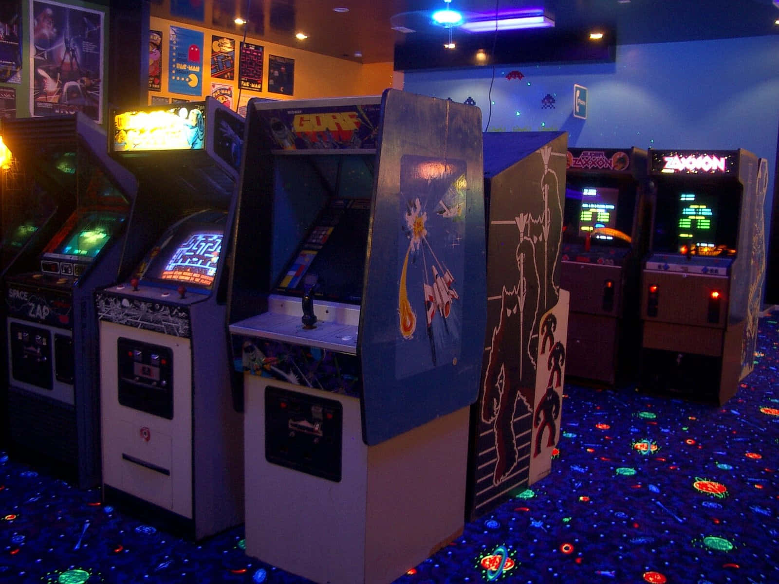 Arcade Aesthetic 桌布 壁紙 — 充滿活力的復古街機在霓虹燈下閃耀，映照在閃爍的多彩地板上，營造懷舊的遊戲空間。
