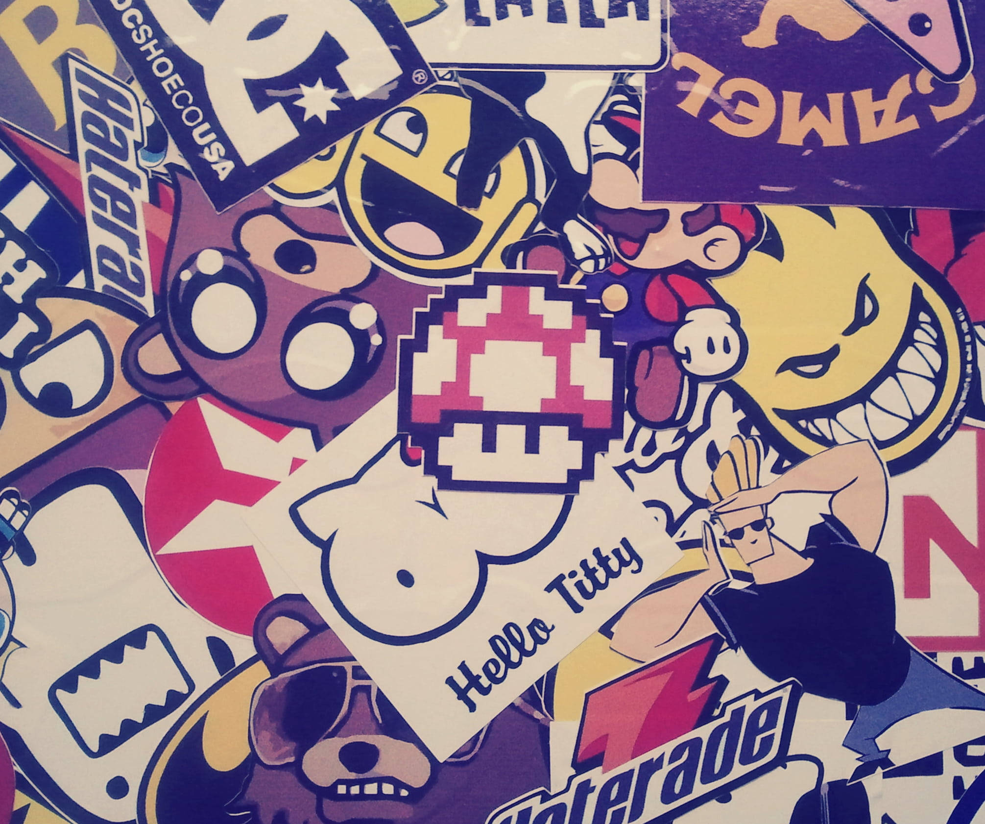 Johnny Bravo 桌布 壁紙 — 充滿活力的復古電玩貼紙拼貼，以 Pacman、Mario 和 Hello Kitty 為特色，採用大膽的像素和卡通風格。