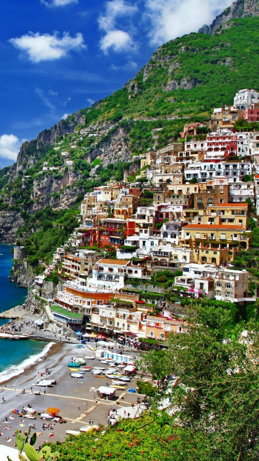 Naples 桌布 壁紙 — 充滿活力的懸崖村莊，色彩繽紛的房屋沿著鬱鬱蔥蔥的綠色山脈傾瀉而下，通往碧藍的天空下的碧綠大海。