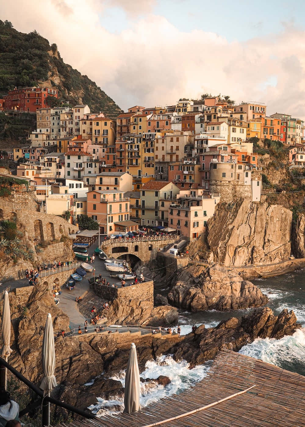 Italian 桌布 壁紙 — 充滿活力的懸崖村莊，赤陶屋頂的房屋矗立在金色時刻拍打的海浪之上。