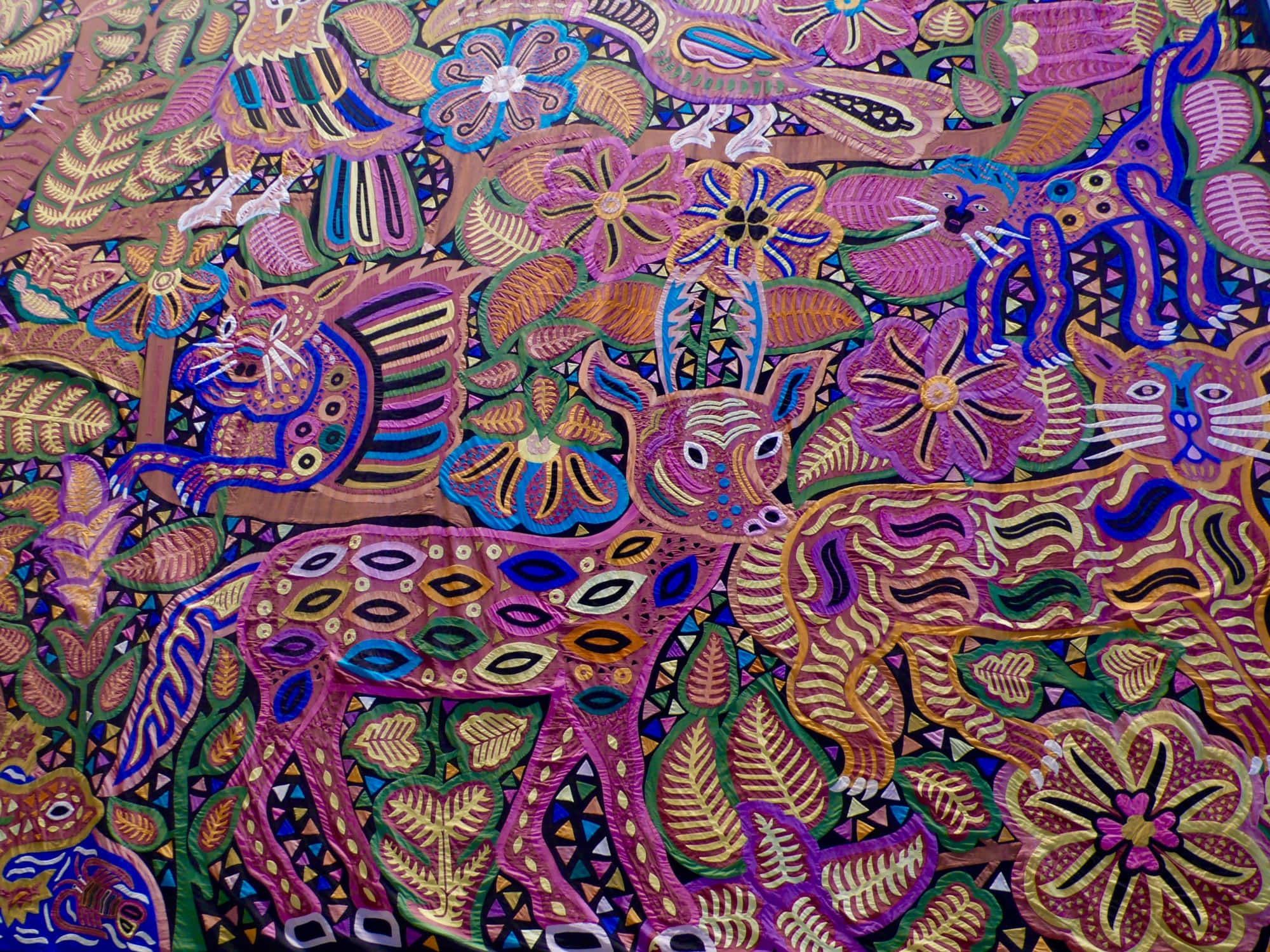 Textile Art 桌布 壁紙 — 充滿活力的手繡紡織品，帶有風格化的動物和花卉，採用大膽的紫色、藍色和綠色。