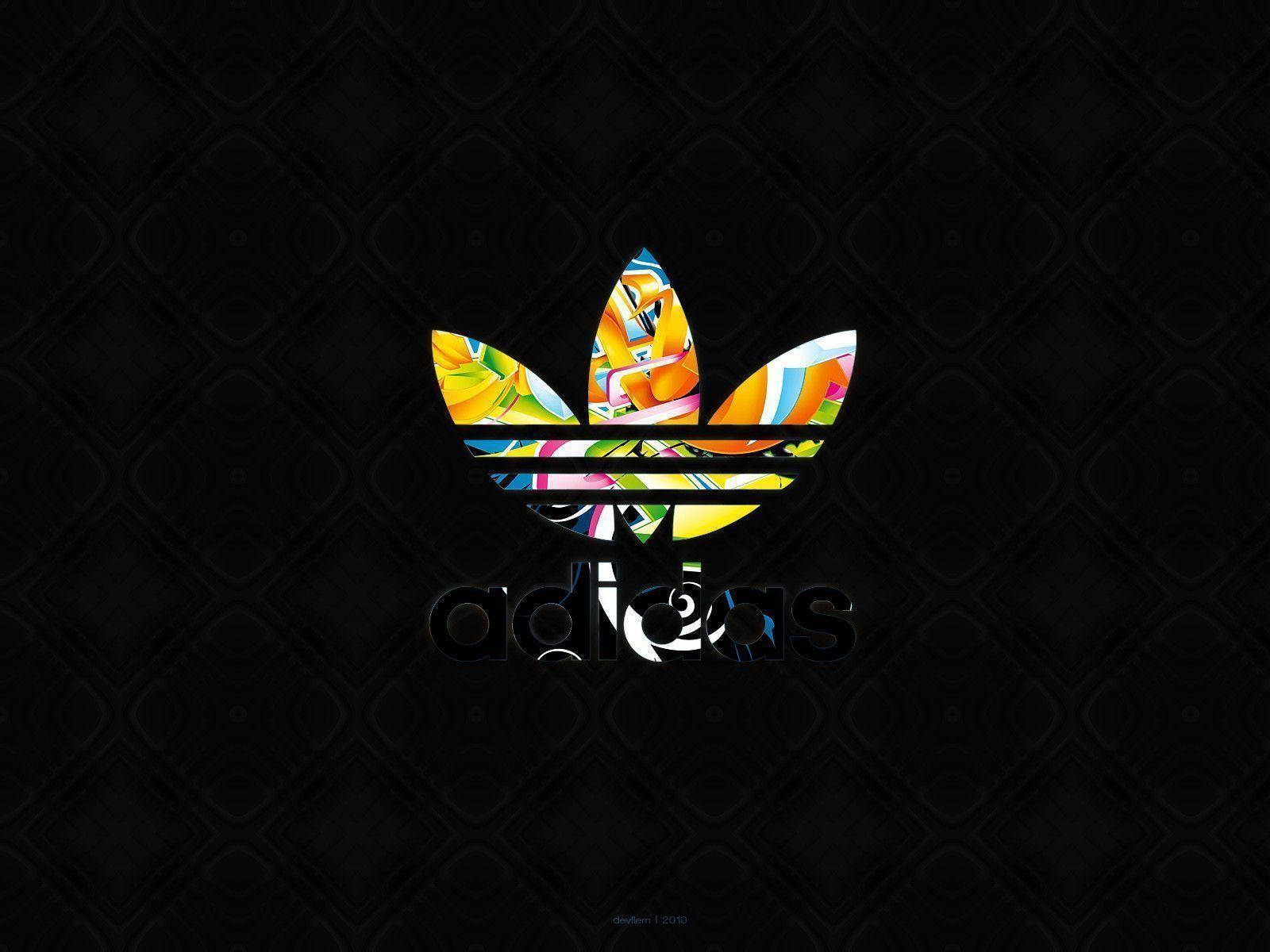 標誌 桌布 壁紙 — 充滿活力的抽象Adidas標誌，帶有色彩繽紛的幾何圖案，置於深色紋理背景上。