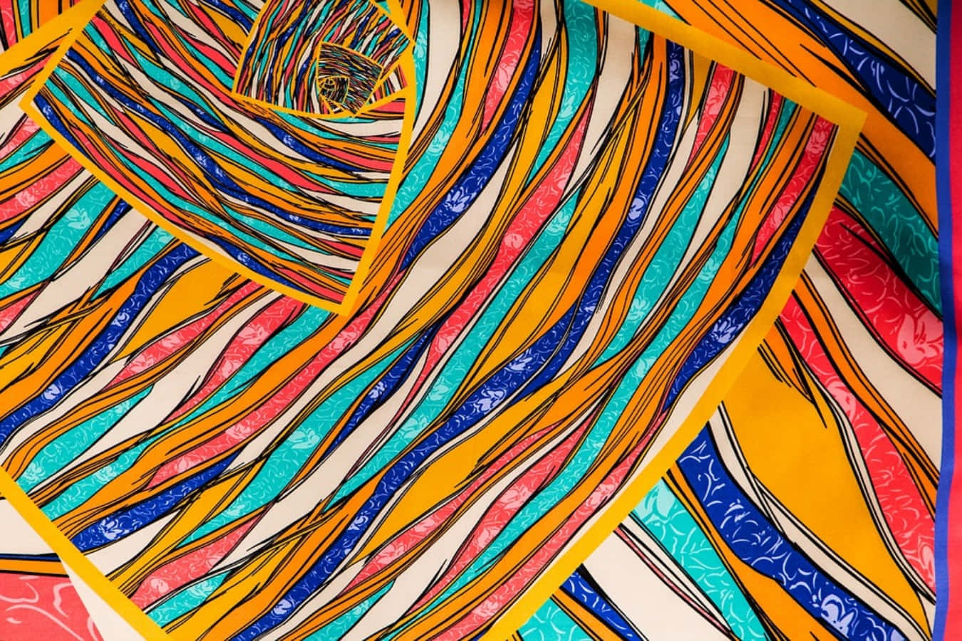 Fabric 桌布 壁紙 — 充滿活力的抽象圖案，在奶油色背景上帶有橙色、藍綠色、粉紅色和藍色的旋轉彩色條紋。