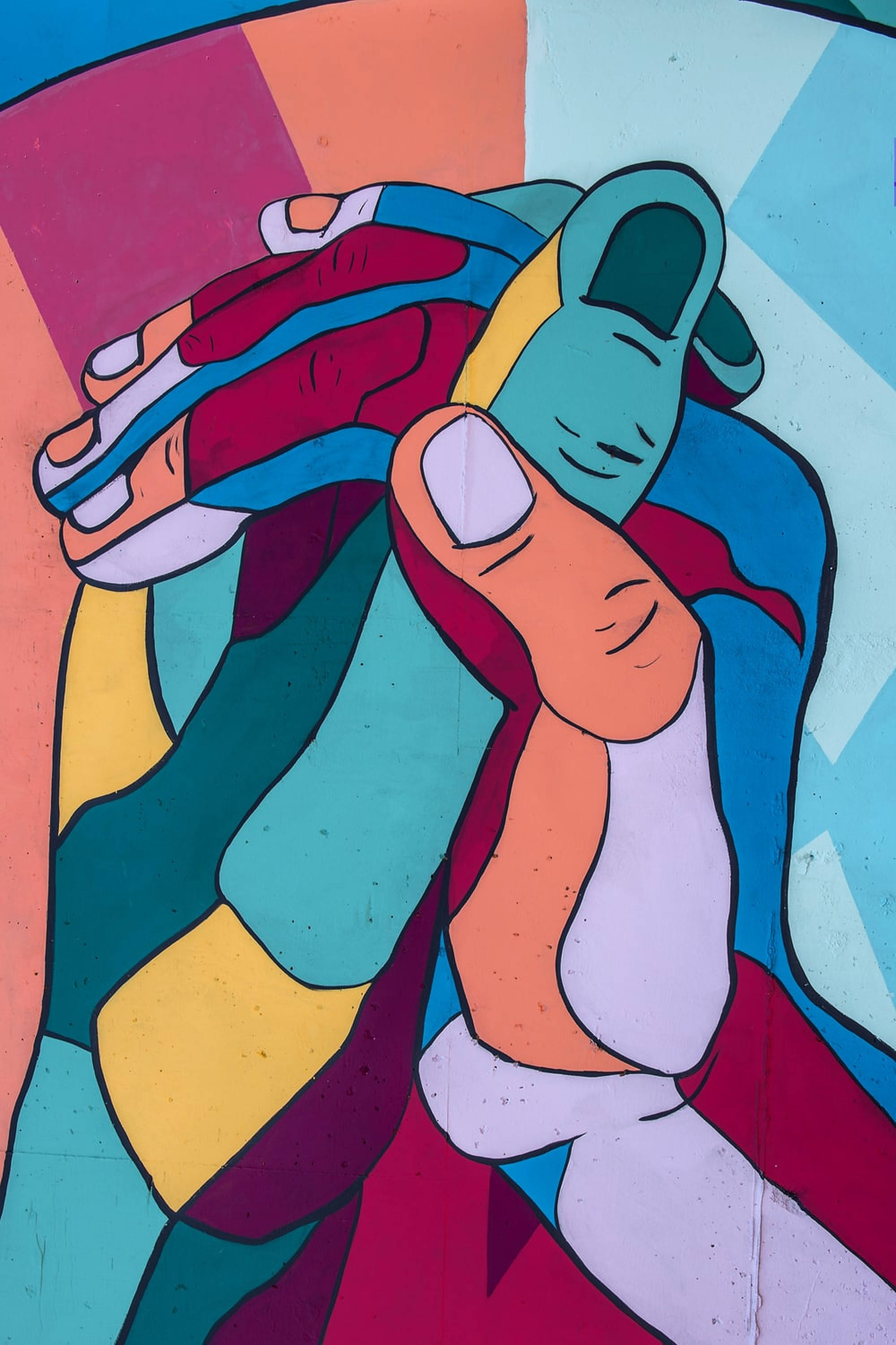 愛情藝術 桌布 壁紙 — 充滿活力的抽象壁畫，描繪交織的手，採用大膽的幾何形狀和鮮豔的色彩。