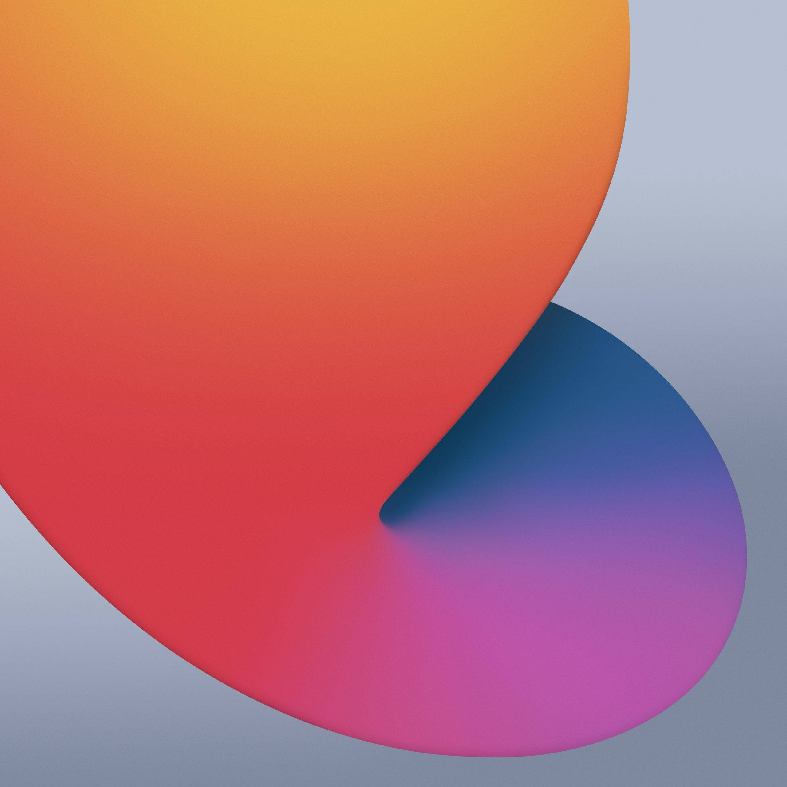 iOS 14 桌布 壁紙 — 充滿活力的抽象形狀，帶有橙紅色和藍紫色的平滑漸變，在柔和的灰色背景上彎曲。