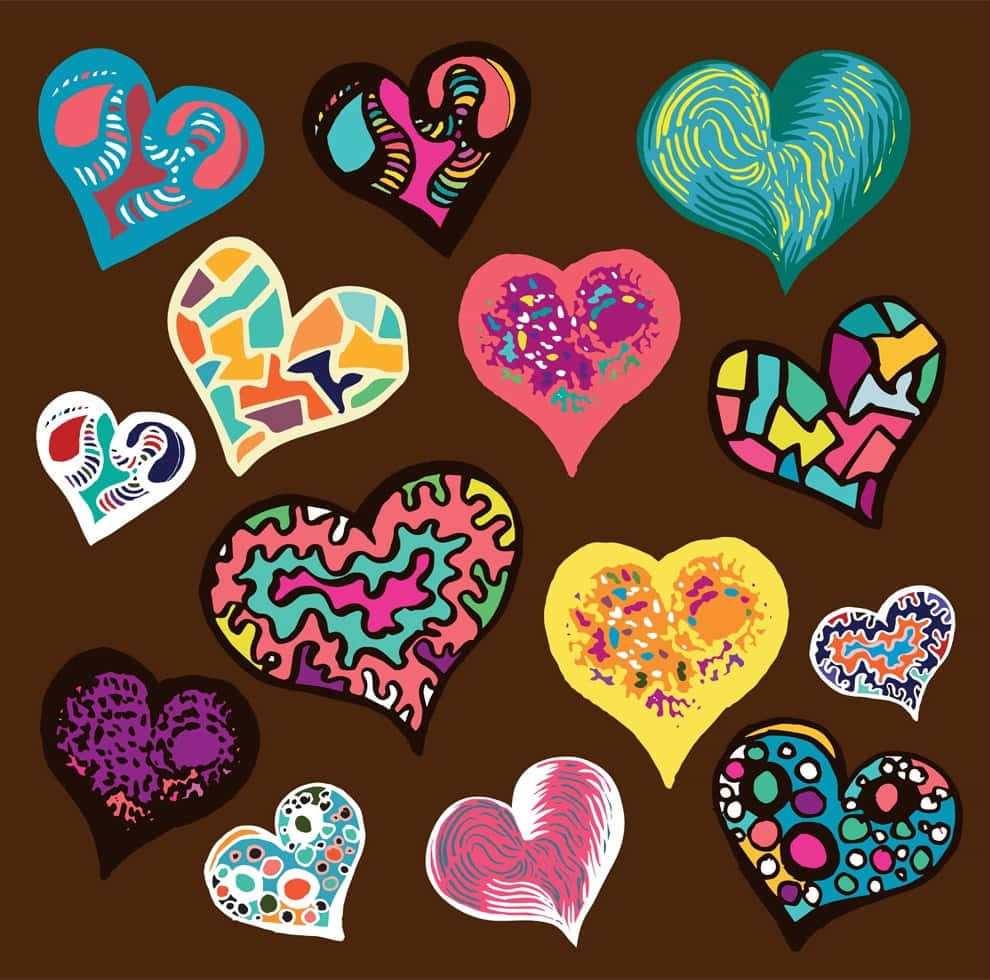Heart Doodle 桌布 壁紙 — 充滿活力的抽象心形，帶有迷幻圖案，漂浮在濃郁的棕色背景上。