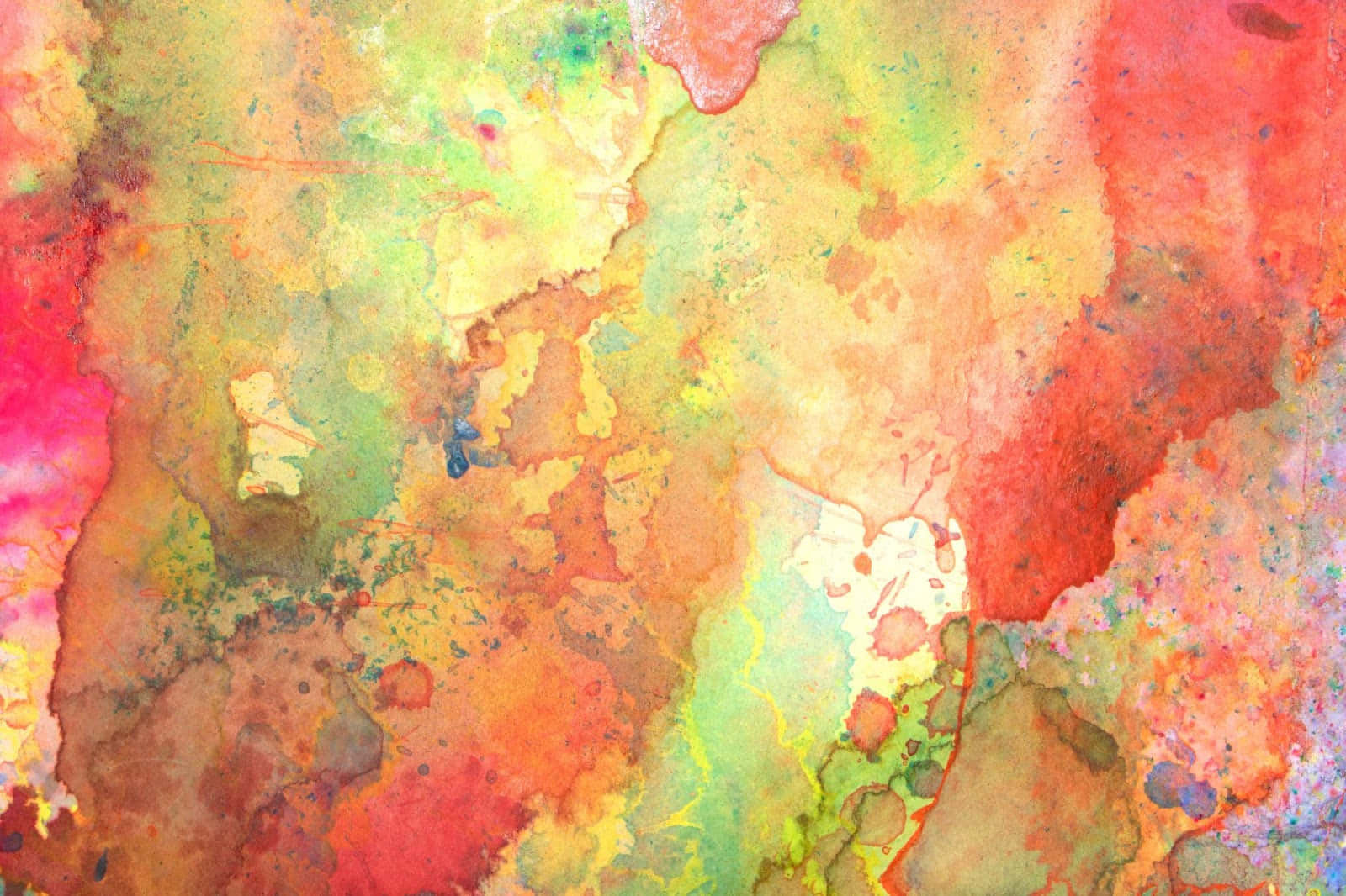 Watercolor Texture 桌布 壁紙 — 充滿活力的抽象水彩潑濺在紋理紙上融合了火紅、黃色和綠色，創造出動感多彩的構圖。