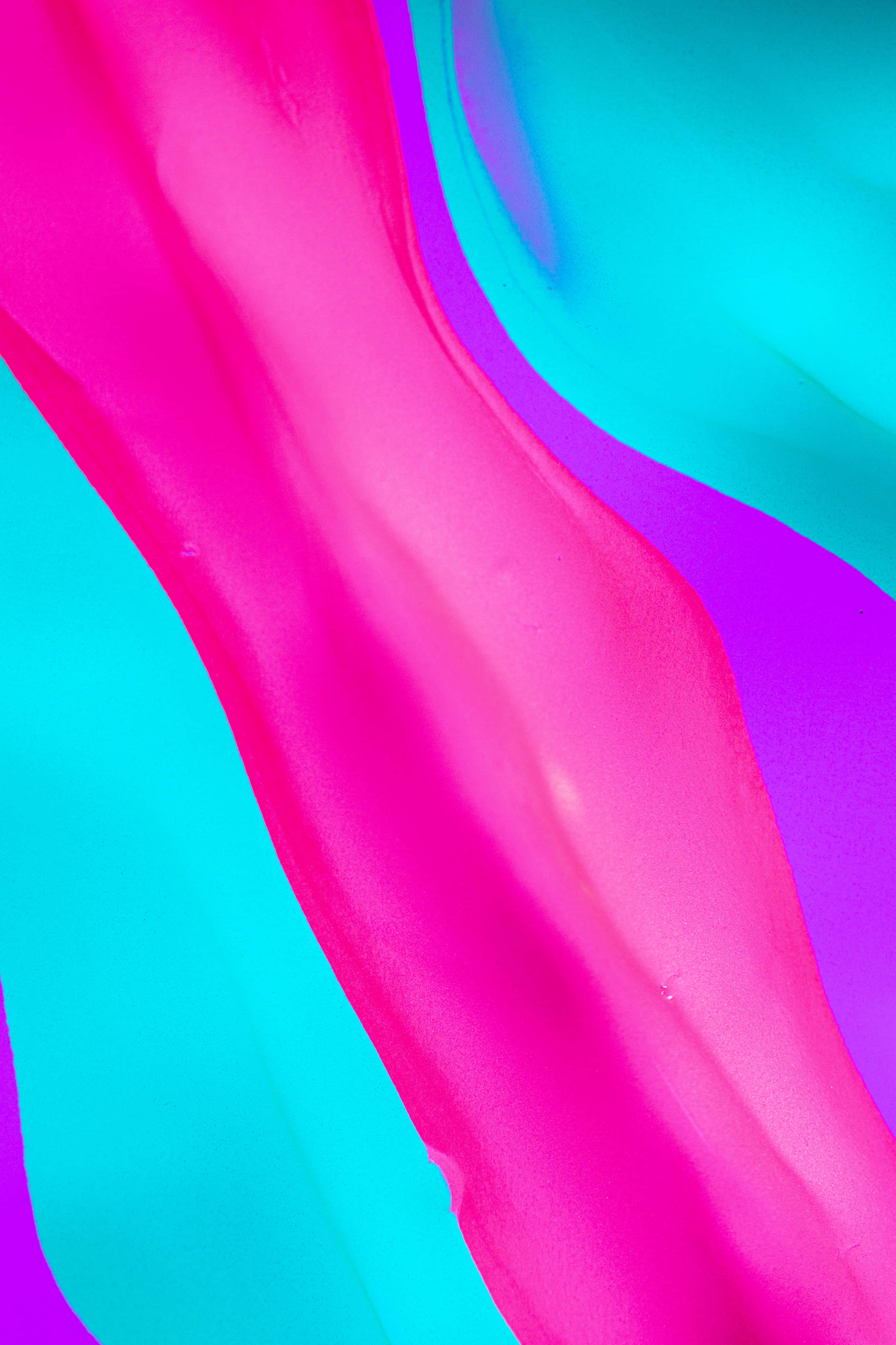 Purple And Pink 桌布 壁紙 — 充滿活力的抽象流體漩渦，以熱粉紅和電光藍組成，創造出動感十足的現代數位藝術作品。