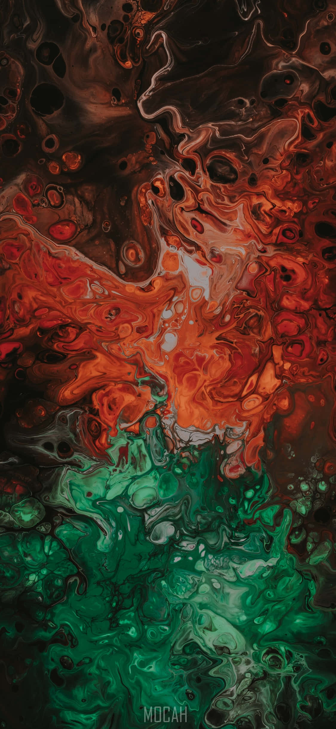 高清 桌布 壁紙 — 充滿活力的抽象流體藝術，在深色背景上呈現旋轉的紅色、橙色和綠色。