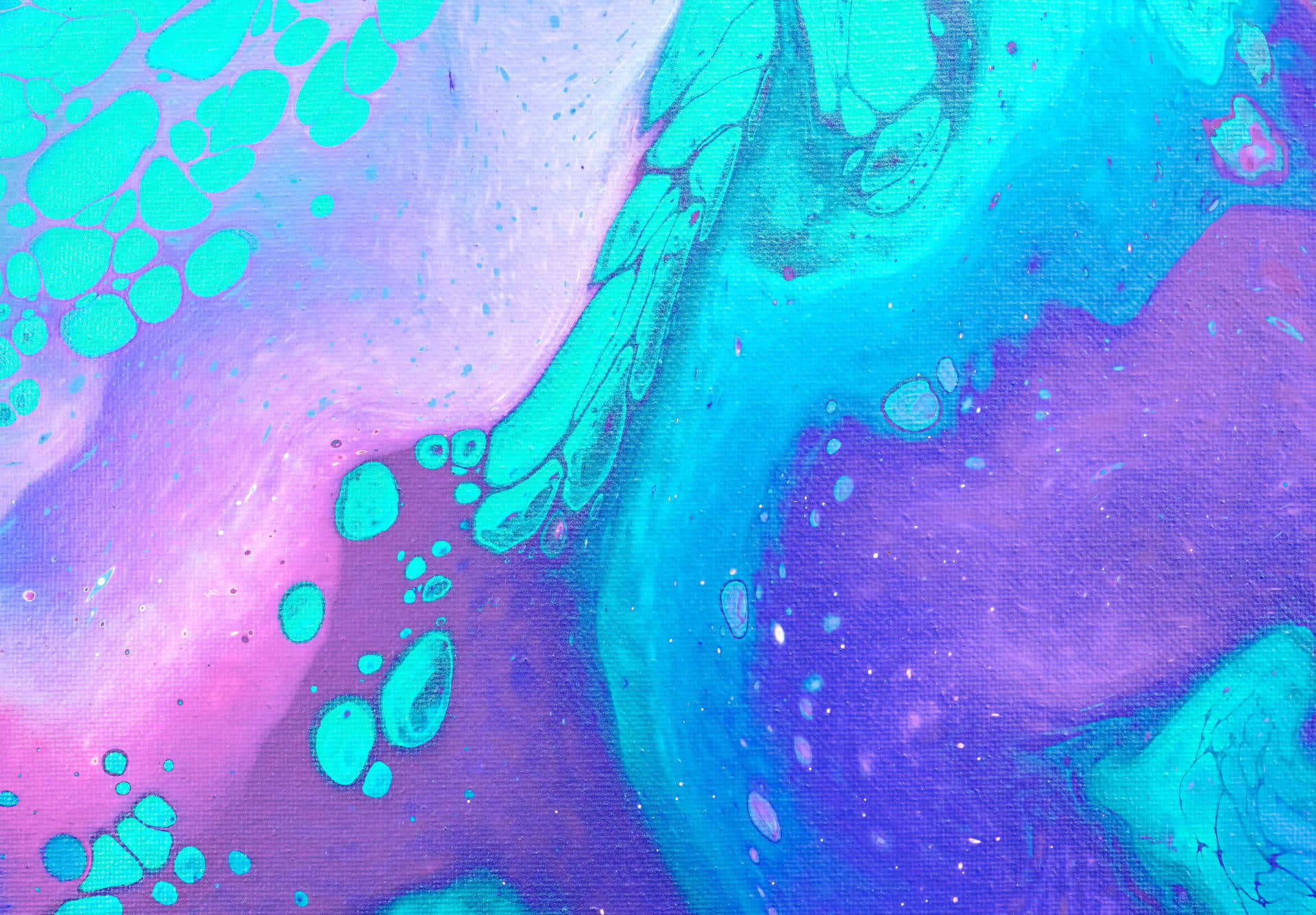 Colorful Abstract Art 桌布 壁紙 — 充滿活力的抽象流體藝術，在紋理畫布上呈現旋轉的青綠色、粉紅色和紫色色調。