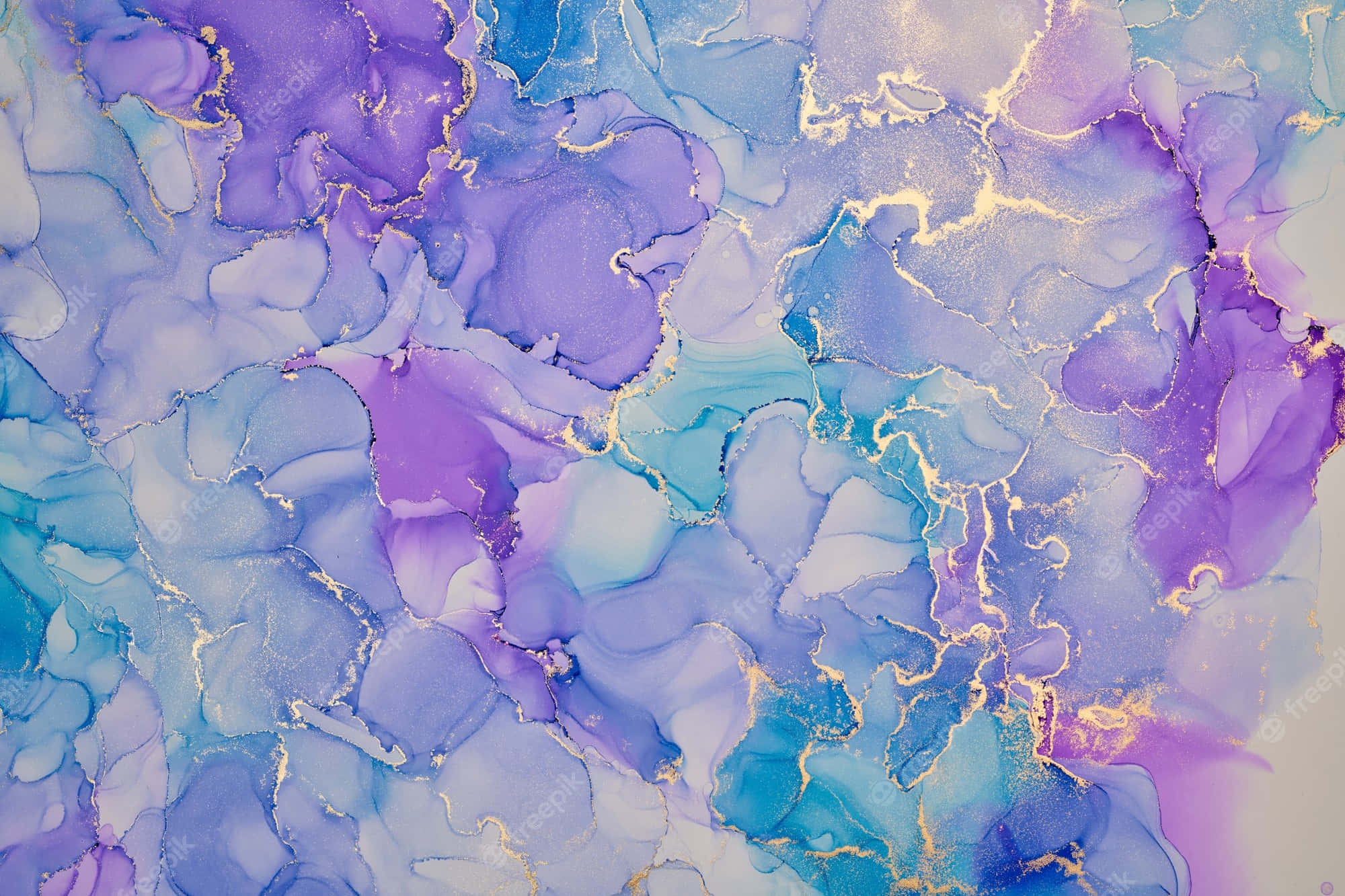 Violet 桌布 壁紙 — 充滿活力的抽象流體藝術，帶有旋轉的紫色、藍色和金色點綴，營造出夢幻般的空靈質感。