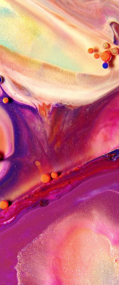 iOS 桌布 壁紙 — 充滿活力的抽象流體藝術，帶有旋轉的洋紅紫色和金色色調，並以漂浮的橙色和藍色球體點綴。