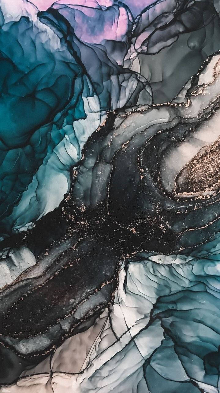 Marble Phone 桌布 壁紙 — 充滿活力的抽象流體藝術，帶有漩渦狀的藍綠色、黑色和粉紅色調，並以閃閃發光的金色線條點綴。