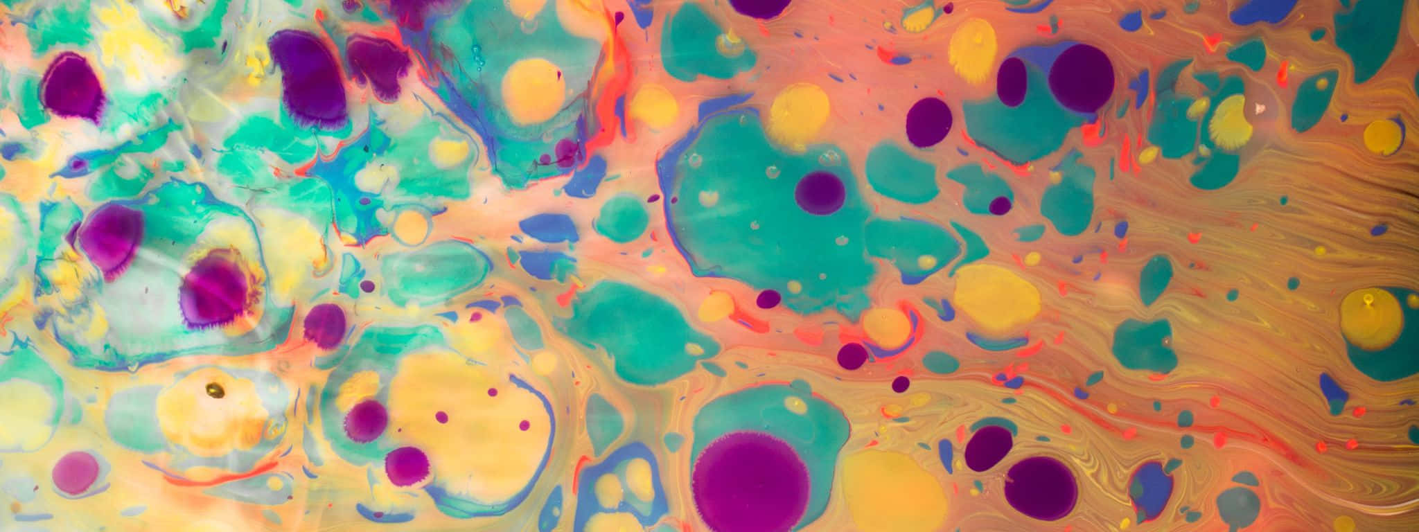 2048x768 桌布 壁紙 — 充滿活力的抽象流體藝術，帶有漩渦狀的藍綠色、紫色、黃色和橙色斑塊，營造出動感多彩的構圖。