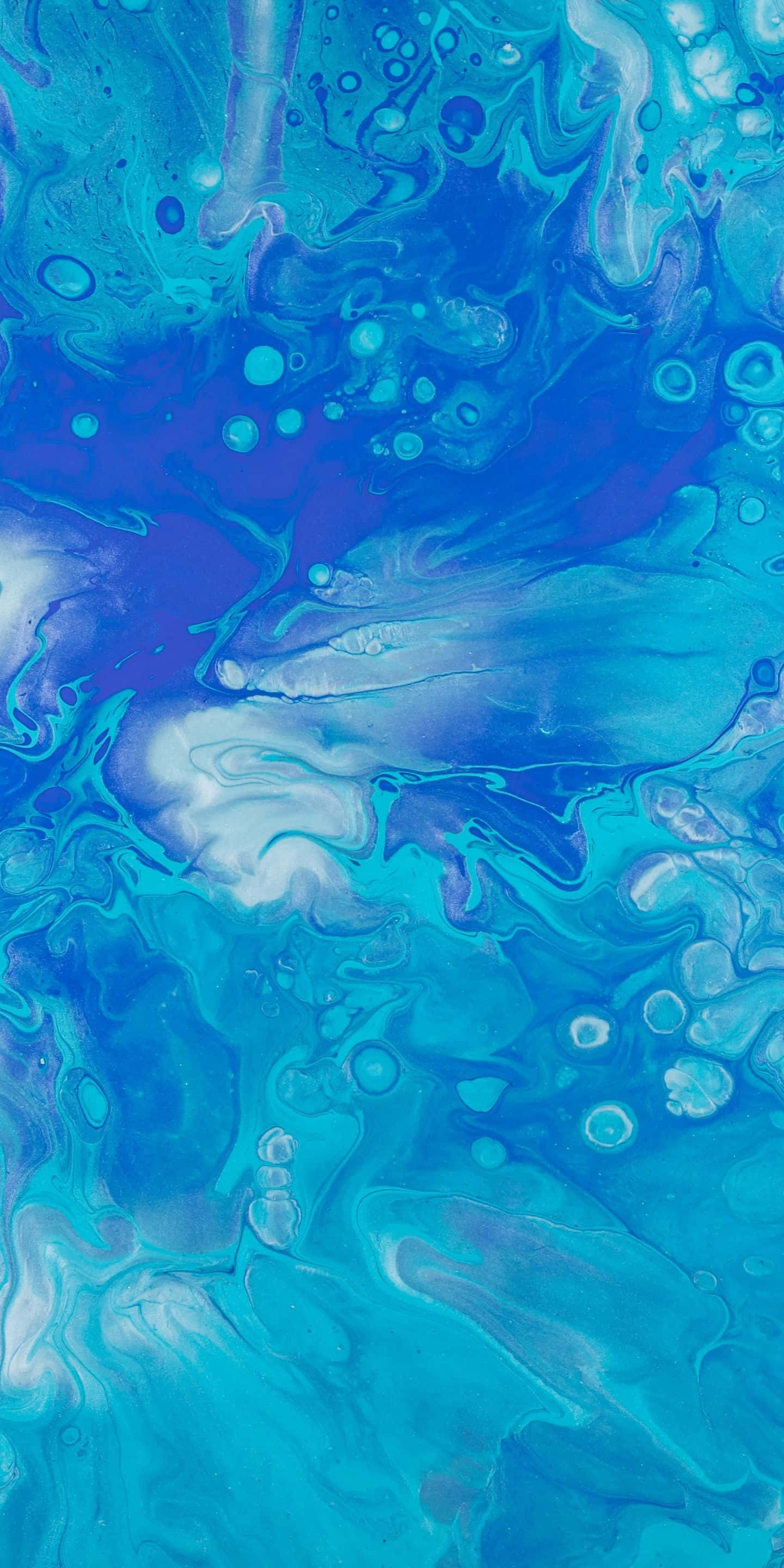 Azure Blue 桌布 壁紙 — 充滿活力的抽象流體藝術，旋轉的藍色、紫色和白色創造出有機的氣泡圖案。