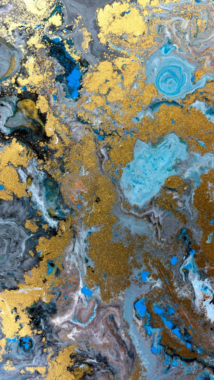 Marble Phone 桌布 壁紙 — 充滿活力的抽象流體藝術，金色、藍色和灰色顏料旋轉，營造出動態的紋理構圖。