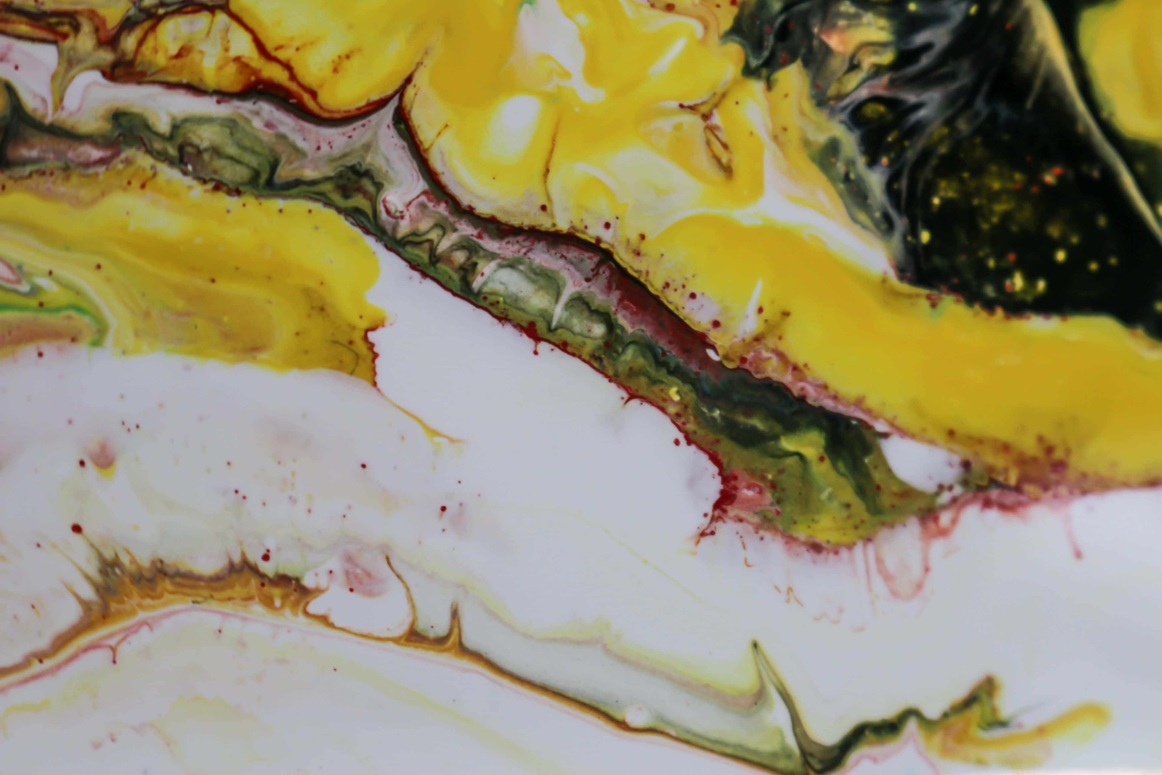 Yellow Painting 桌布 壁紙 — 充滿活力的抽象流體藝術，黃色、綠色和白色顏料旋轉形成動態有機圖案。