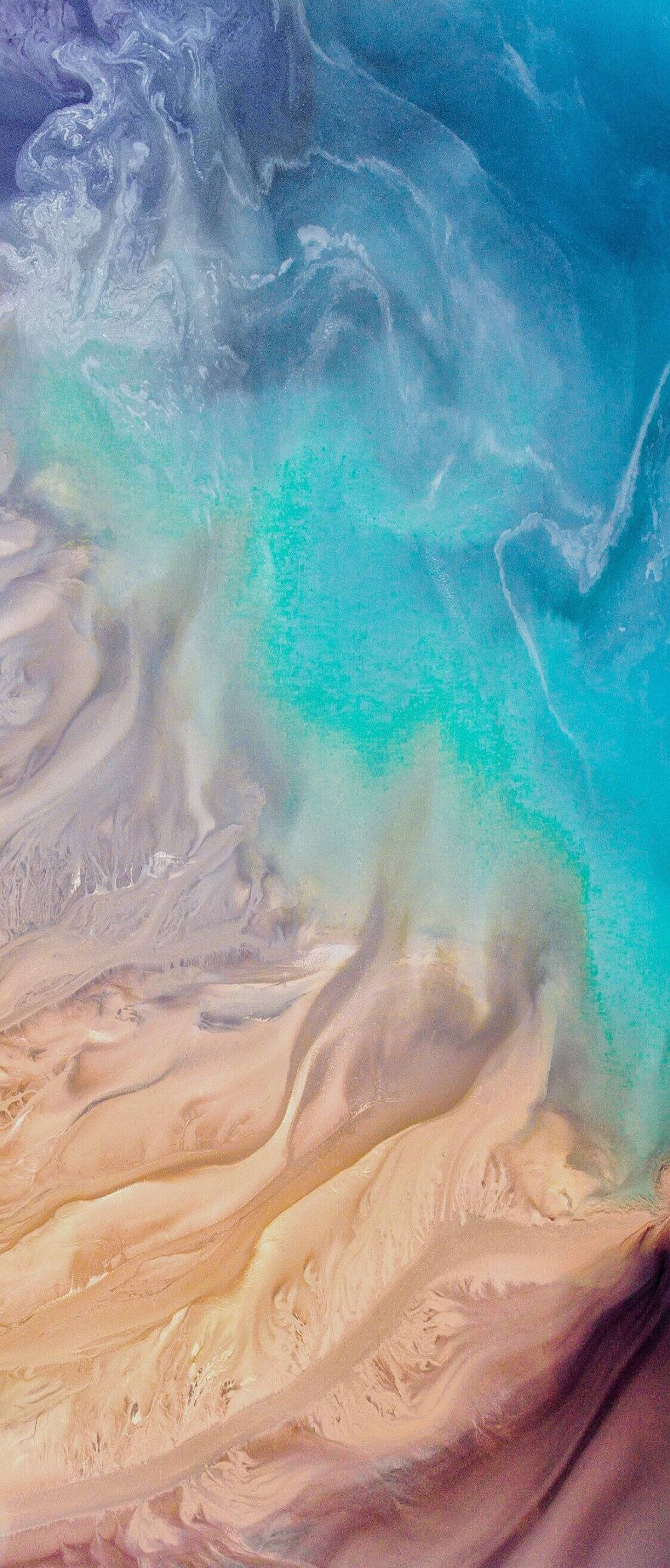 iPhone X Beach 桌布 壁紙 — 充滿活力的抽象漩渦，呈現出藍綠色和溫暖的米色沙狀紋理，以迷人的流體圖案流動。