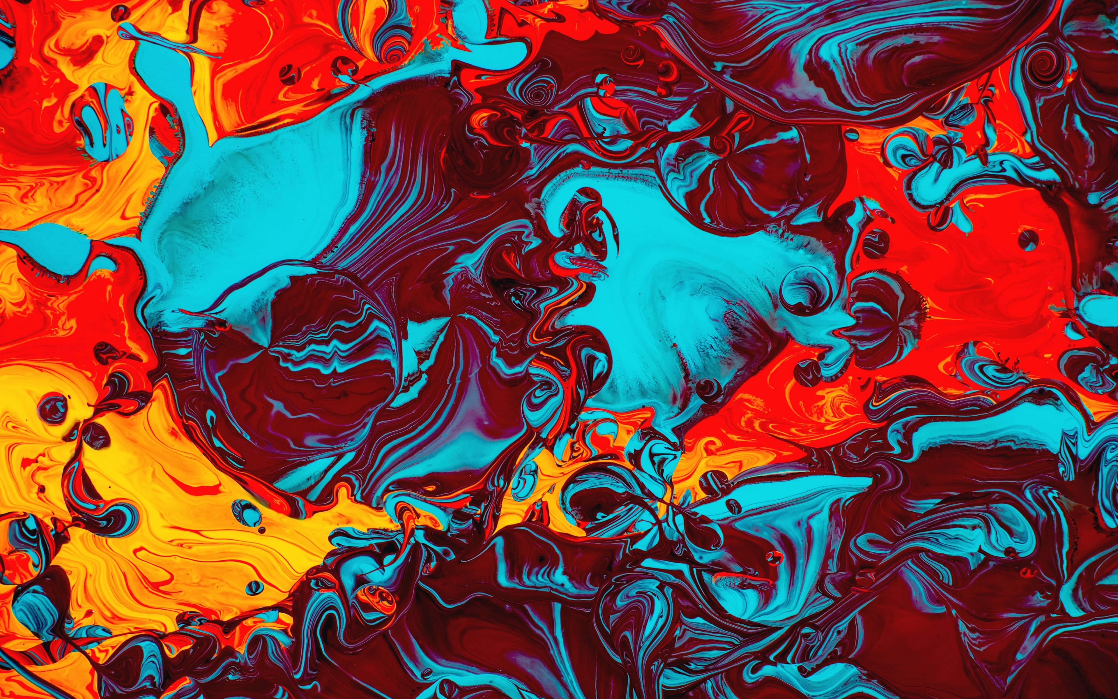 Bright Color 桌布 壁紙 — 充滿活力的抽象漩渦，火熱的橙紅色和冷色電光藍色顏料在流體運動中動態融合。