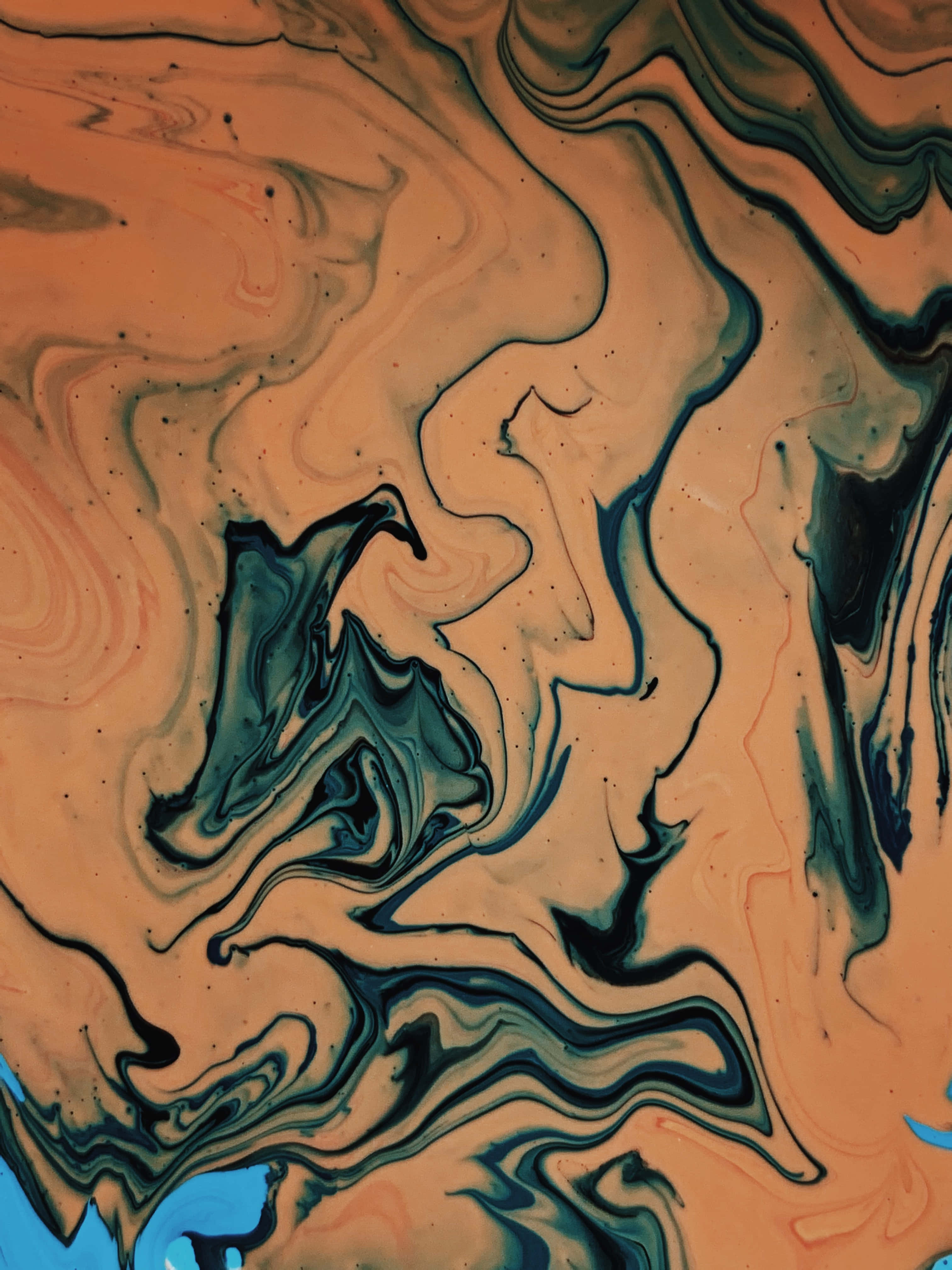 Brown Abstract 桌布 壁紙 — 充滿活力的抽象漩渦，燒橙色、藍綠色和藍色顏料以有機流體圖案流動。