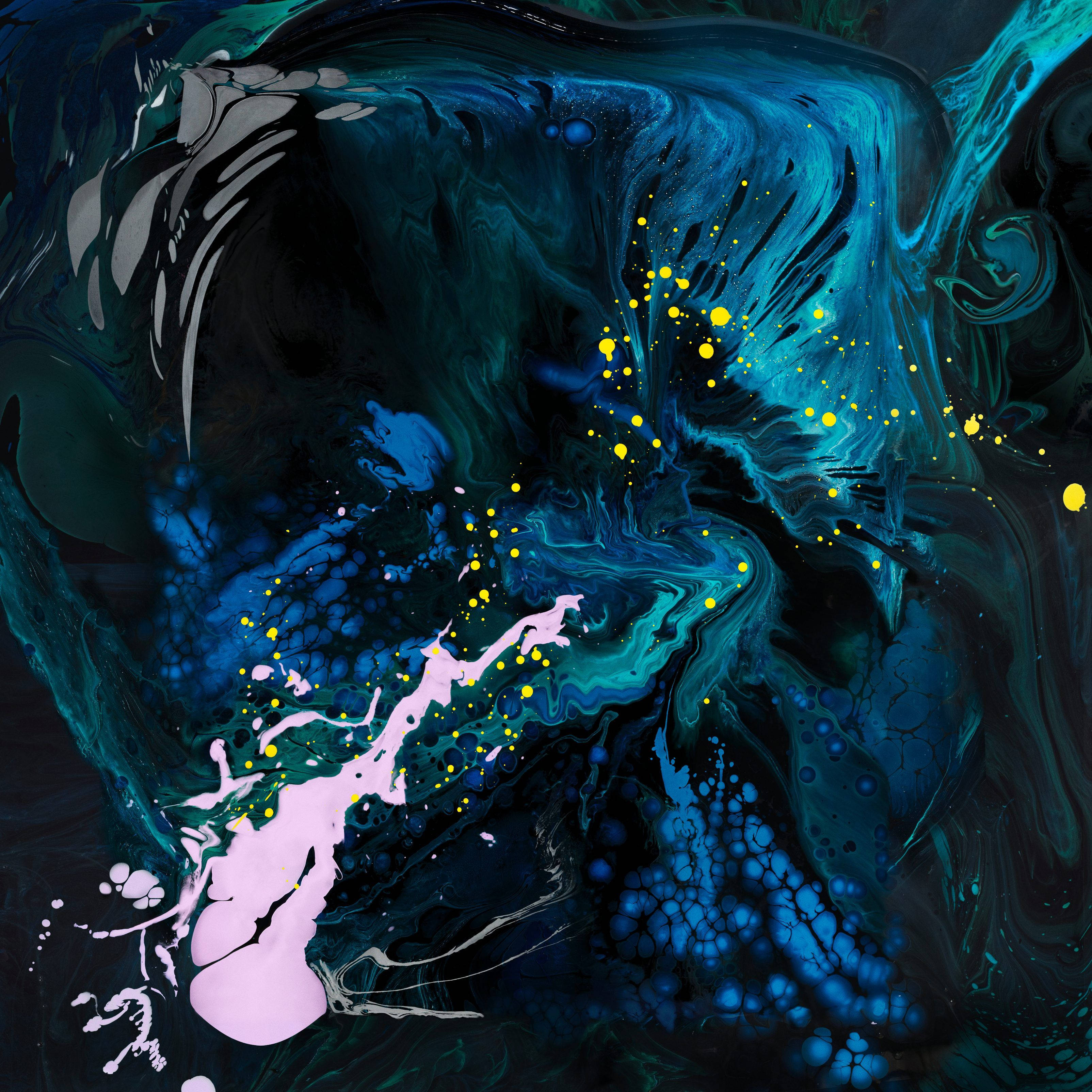 Splatter Paint 桌布 壁紙 — 充滿活力的抽象漩渦，由青藍色、黑色和粉紅色顏料組成，帶有黃色斑點，營造出動態流暢的構圖。