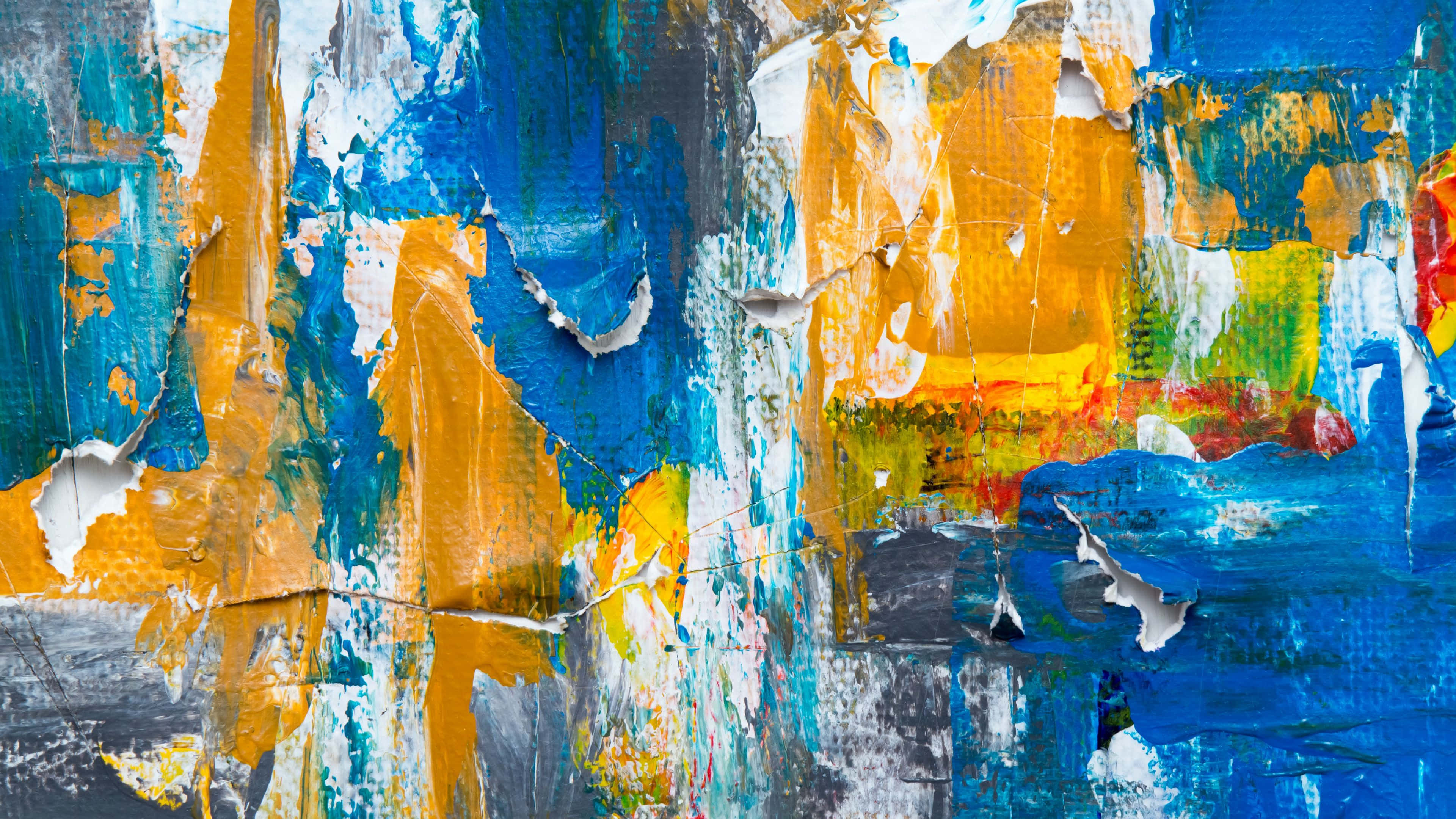 Colorful Abstract Art 桌布 壁紙 — 充滿活力的抽象牆壁，藍色、橙色和白色的油漆剝落，露出分層紋理和大膽的筆觸。