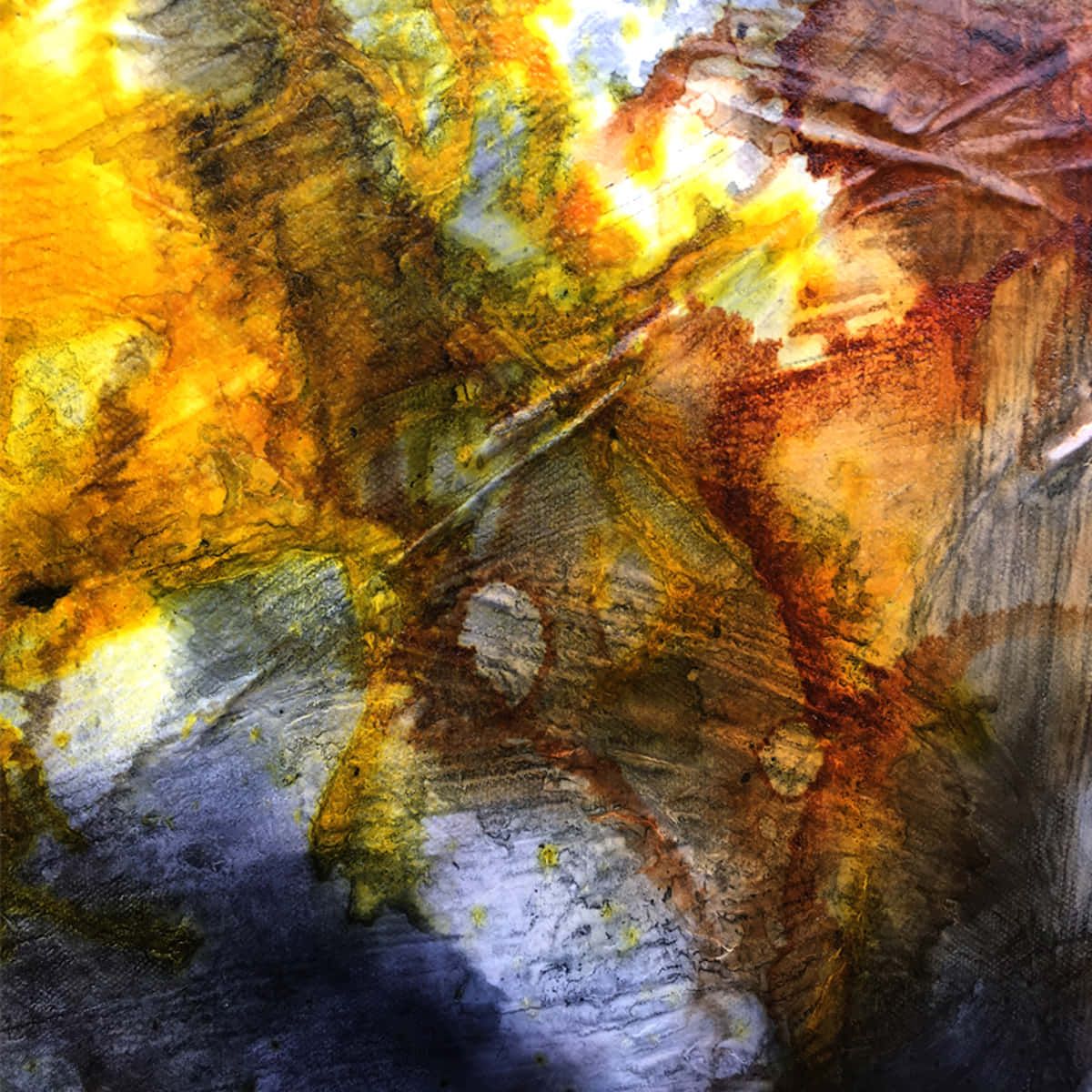 Yellow Art 桌布 壁紙 — 充滿活力的抽象畫，以旋轉的黃色、橙色和深紫色營造出動態的紋理構圖。