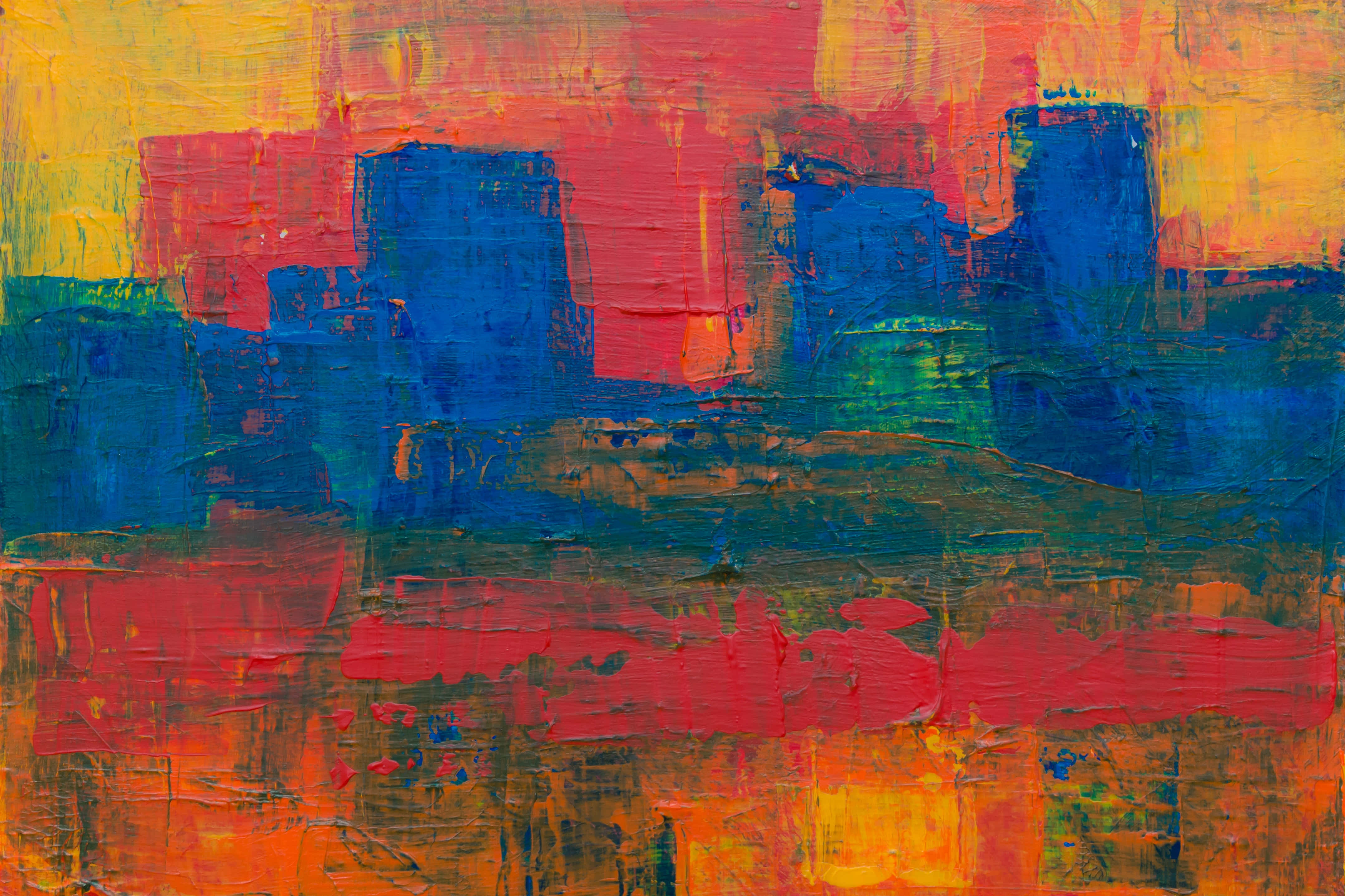 Expressionist 桌布 壁紙 — 充滿活力的抽象畫，以紅色、藍色、黃色和橙色的粗獷筆觸，創造出動感十足的紋理城市景觀。
