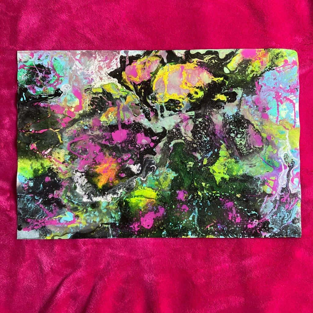 銀河 桌布 壁紙 — 充滿活力的抽象畫，在帶有紋理的洋紅色布料背景上，濺有螢光粉紅、綠色、黃色和黑色。