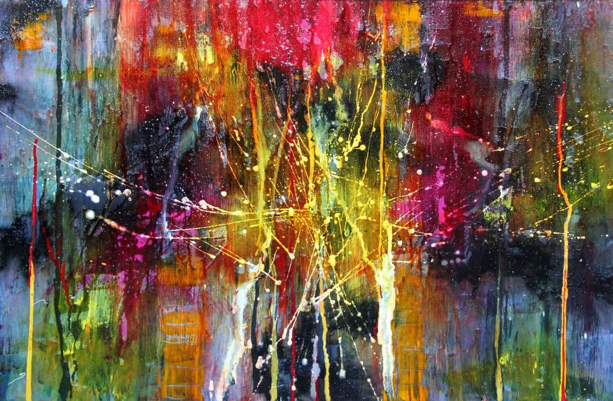 Abstract Expressionism 桌布 壁紙 — 充滿活力的抽象畫，在深色紋理背景上大膽潑灑紅色、黃色和藍色的顏料滴。