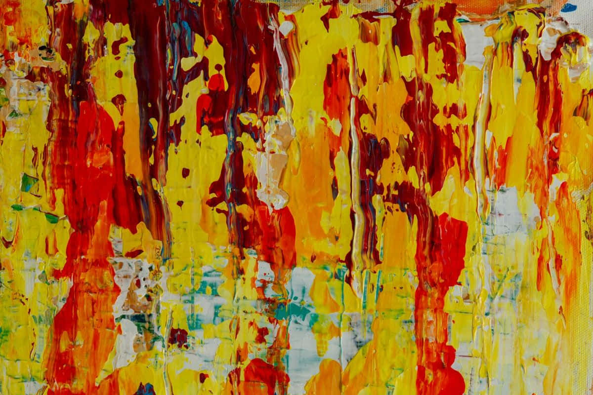 Abstract Expressionism 桌布 壁紙 — 充滿活力的抽象畫，在紋理畫布上塗有厚厚的滴落紅色、橙色和黃色顏料。