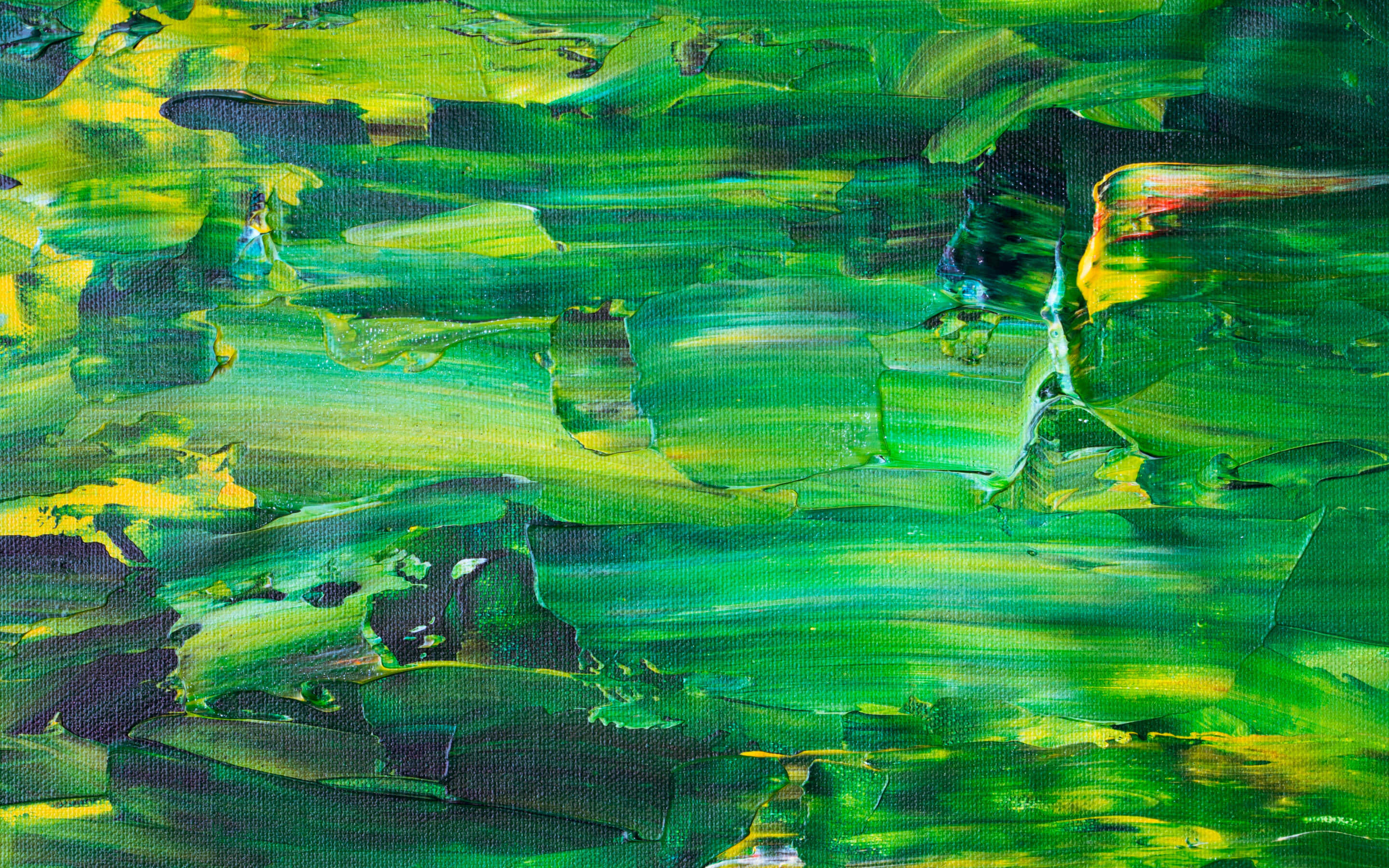 Brush Strokes 桌布 壁紙 — 充滿活力的抽象畫，在紋理畫布上帶有厚實的綠色和黃色筆觸。