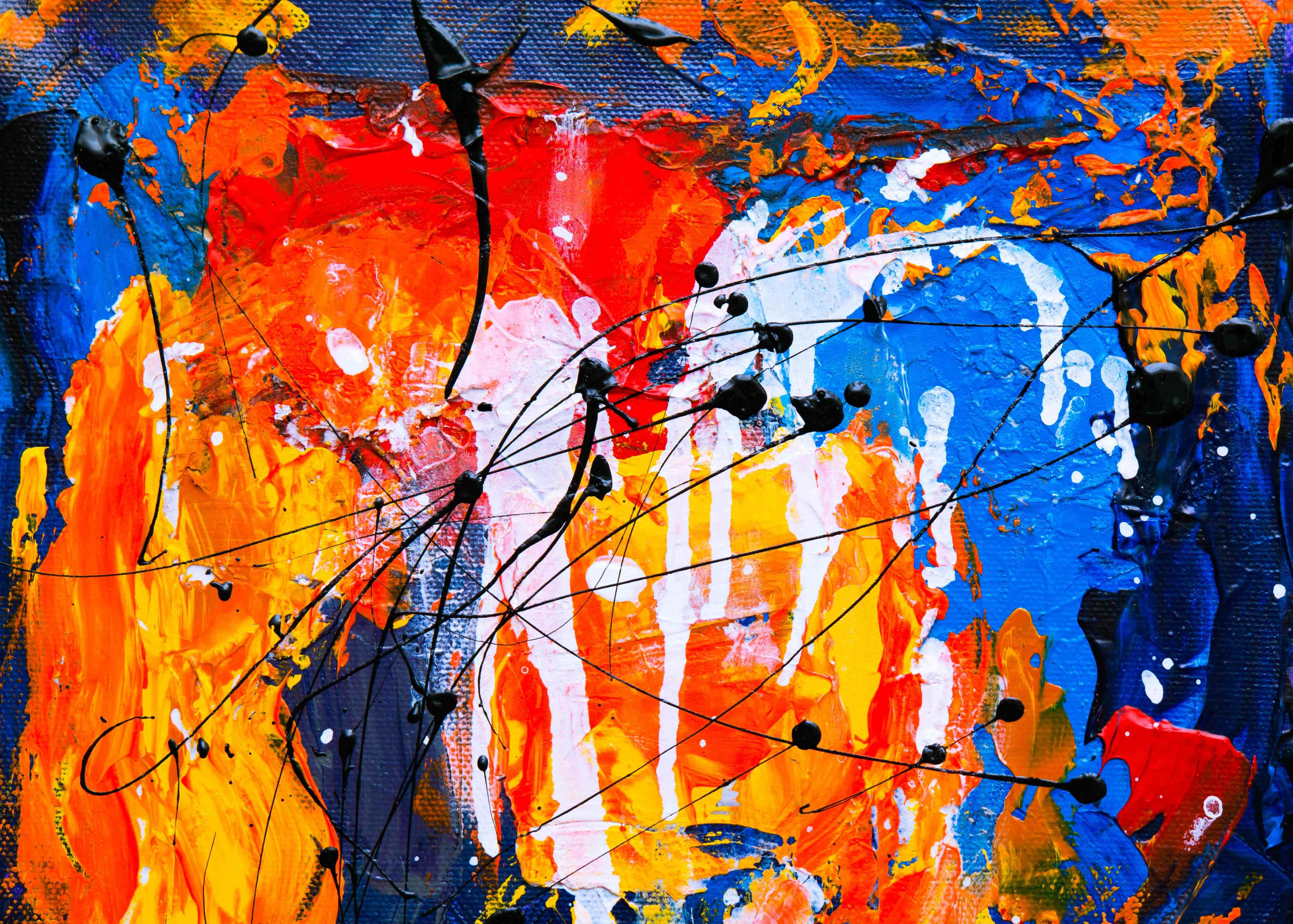 Expressionist 桌布 壁紙 — 充滿活力的抽象畫，大膽的橙色、藍色和白色筆觸被黑色飛濺和線條交錯。