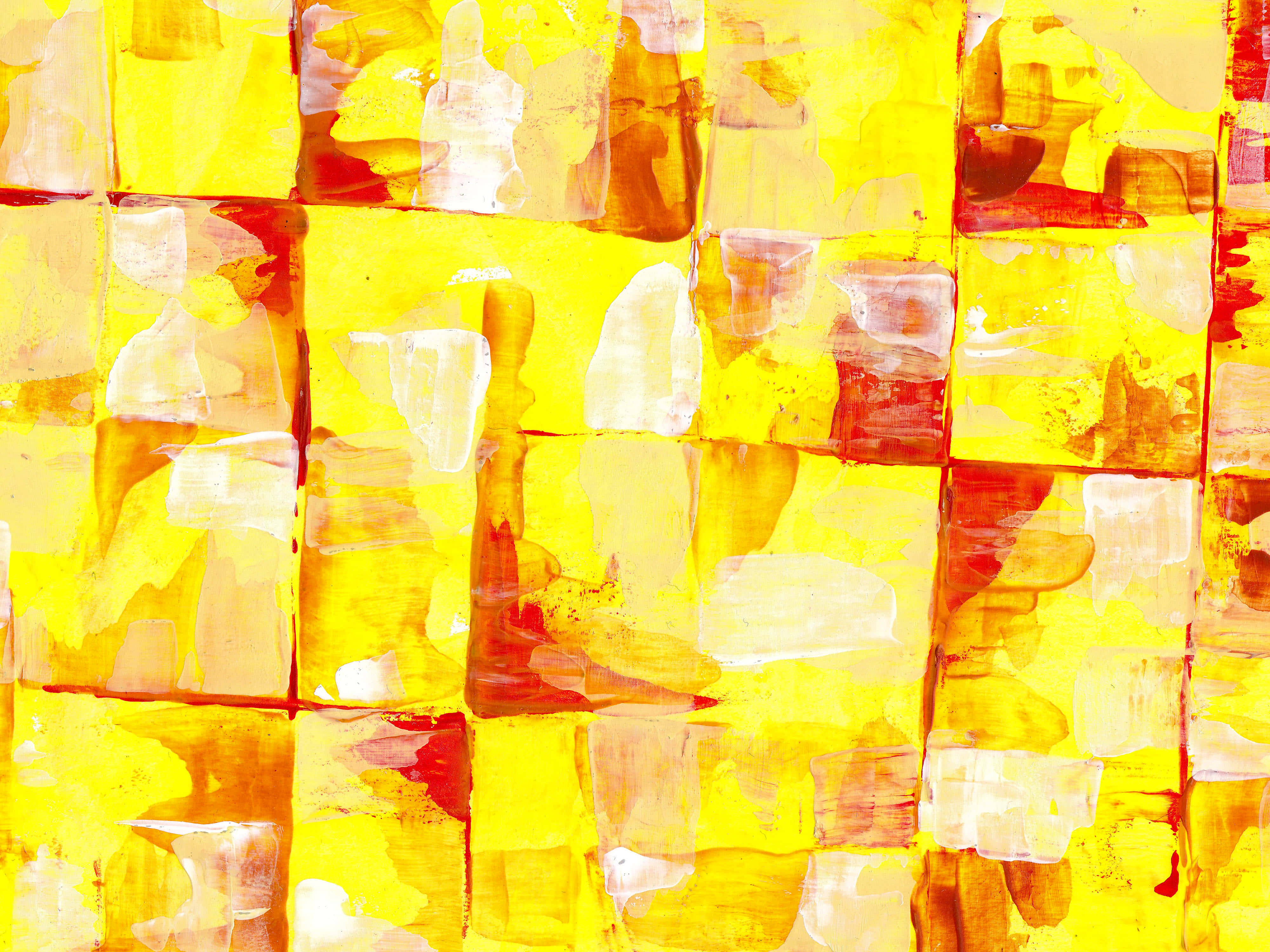 Yellow Art 桌布 壁紙 — 充滿活力的抽象畫，大膽的黃色、橙色和白色筆觸形成帶有紋理的正方形網格。