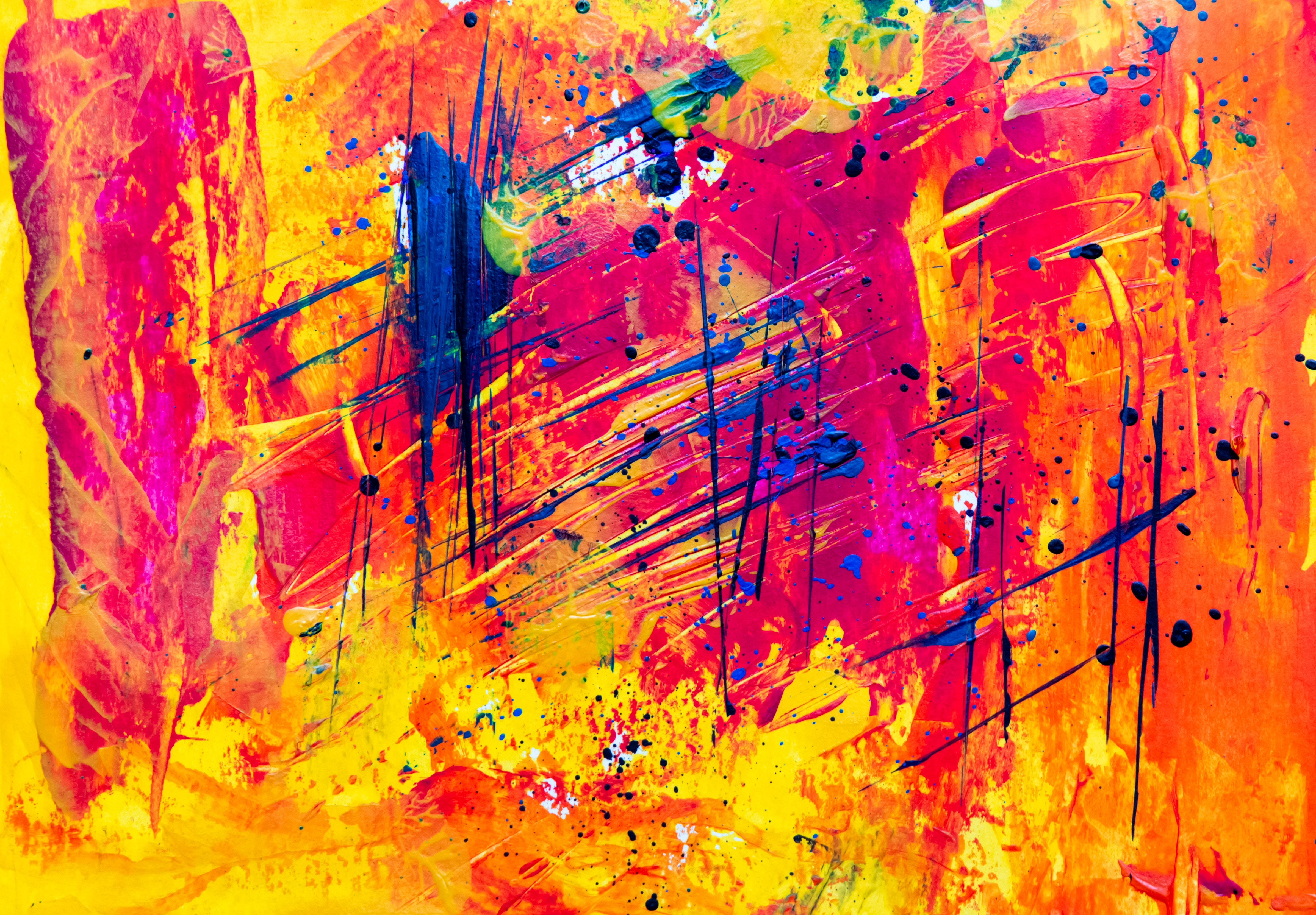 Painting 桌布 壁紙 — 充滿活力的抽象畫，帶有大膽的筆觸、飛濺和火橙色、粉紅色、黃色和深藍色的條紋。